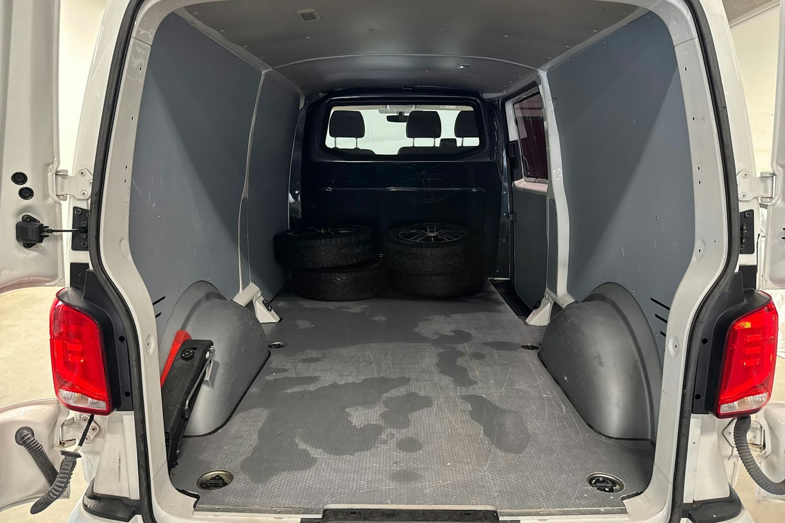 valkoinen Volkswagen Transporter 2020 kuva 14.