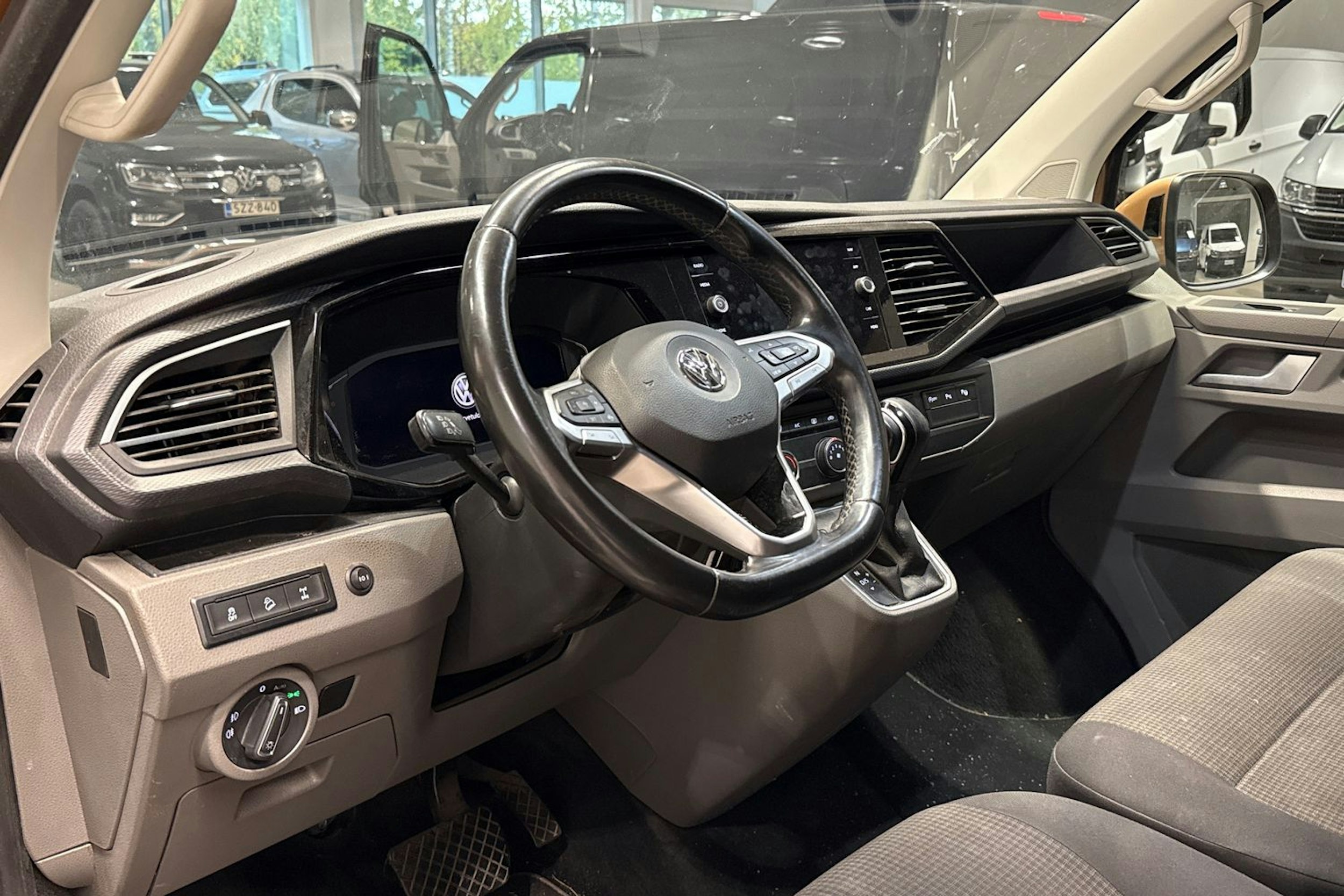 ruskea (beige) Volkswagen Transporter 2020 kuva 3.