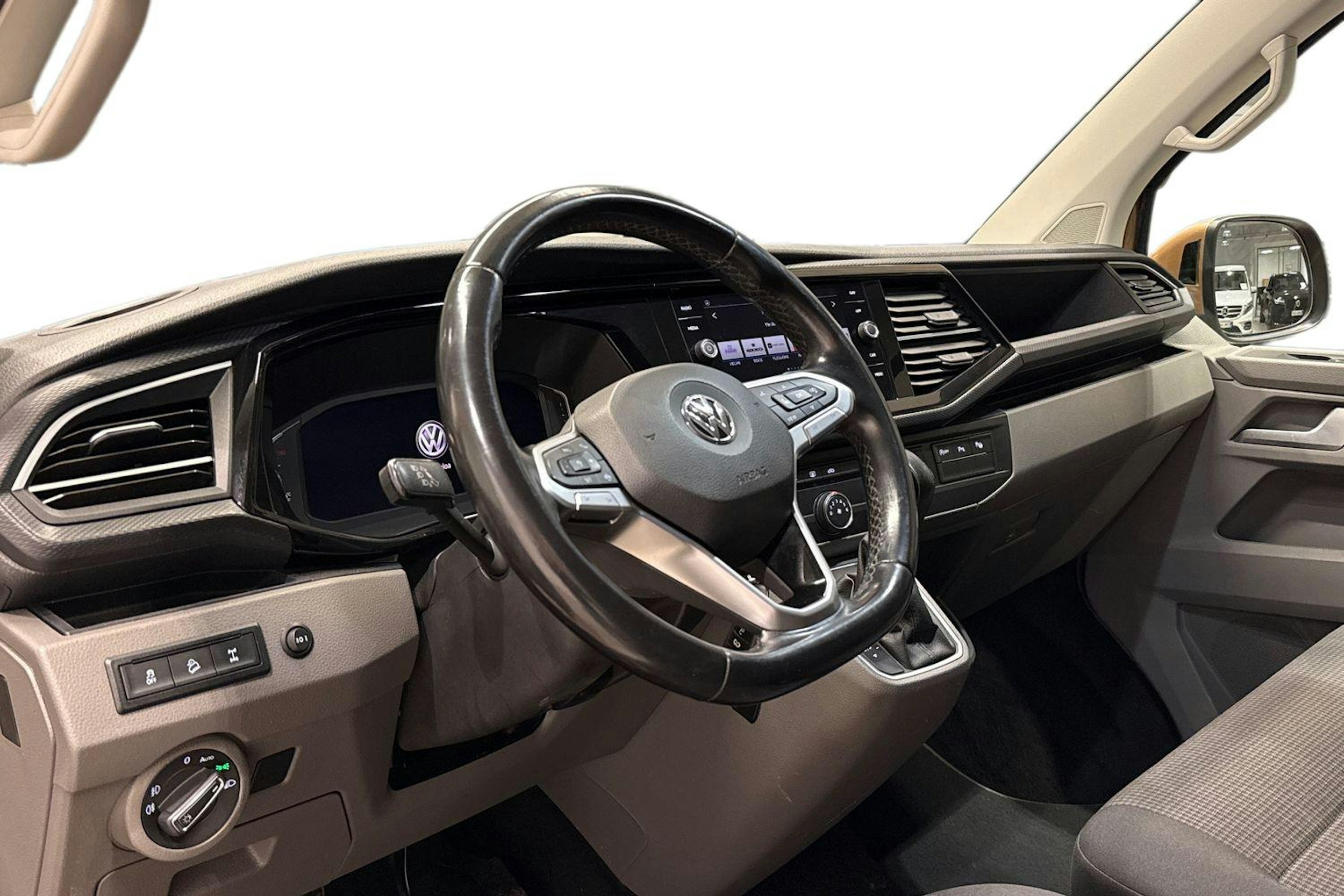 ruskea (beige) Volkswagen Transporter 2020 kuva 7.