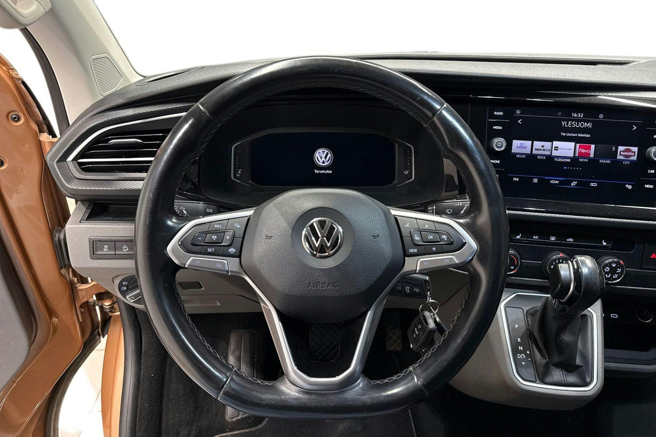 ruskea (beige) Volkswagen Transporter 2020 kuva 9.