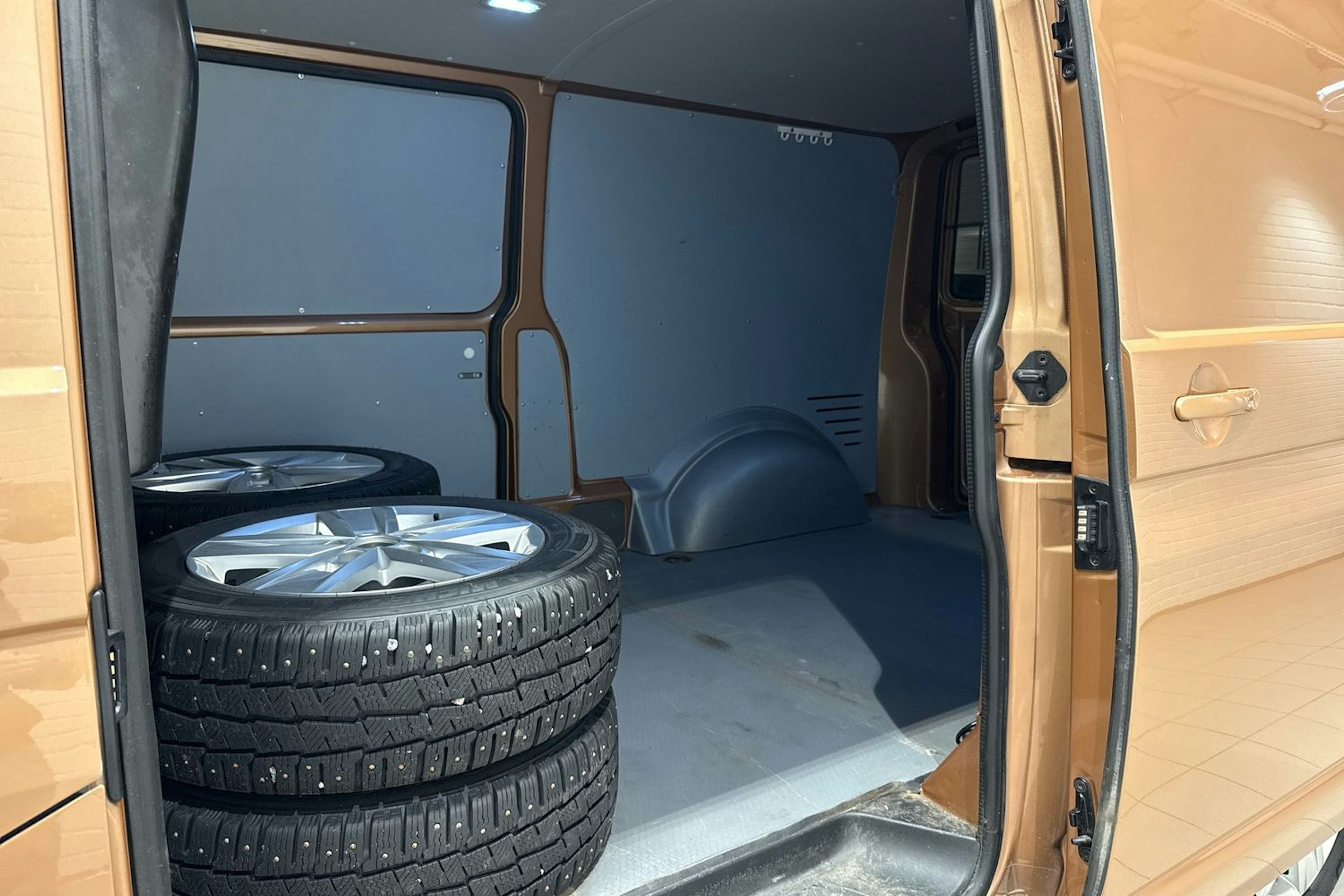 ruskea (beige) Volkswagen Transporter 2020 kuva 13.