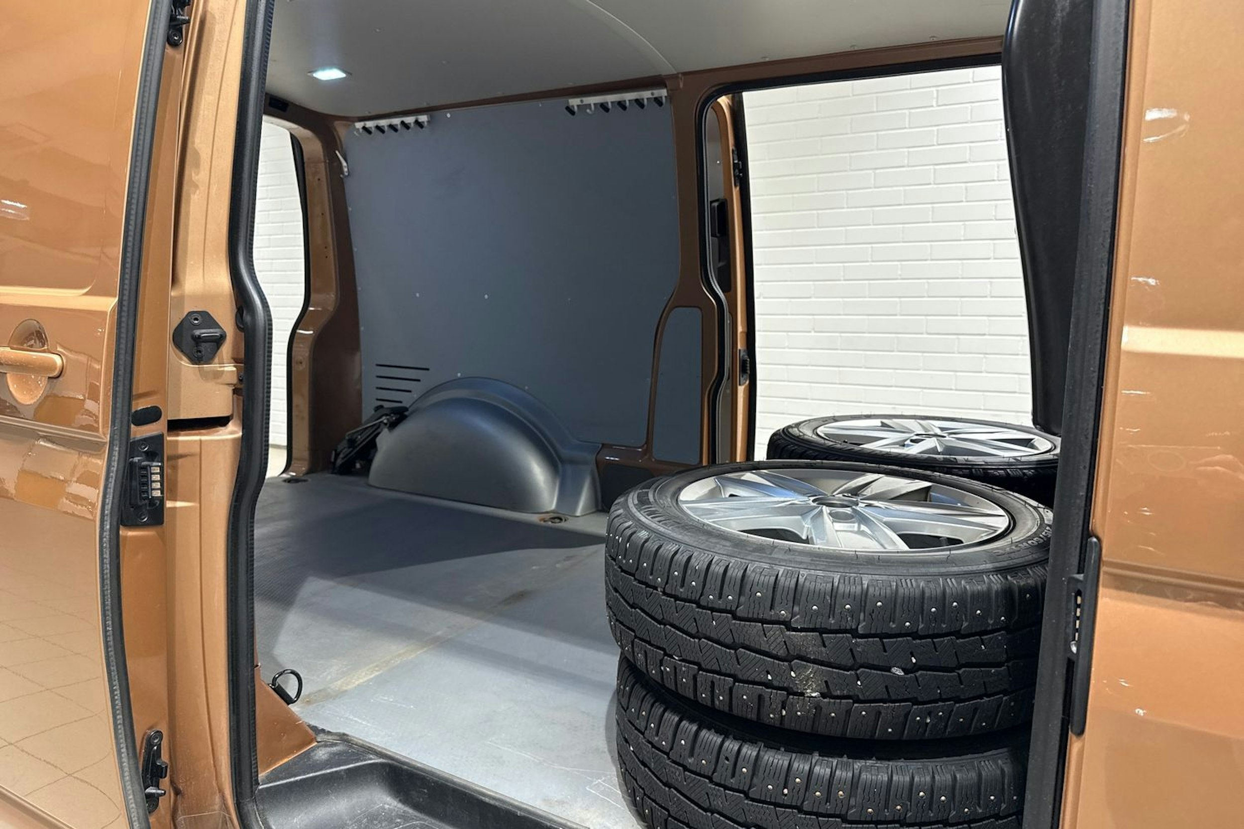 ruskea (beige) Volkswagen Transporter 2020 kuva 14.