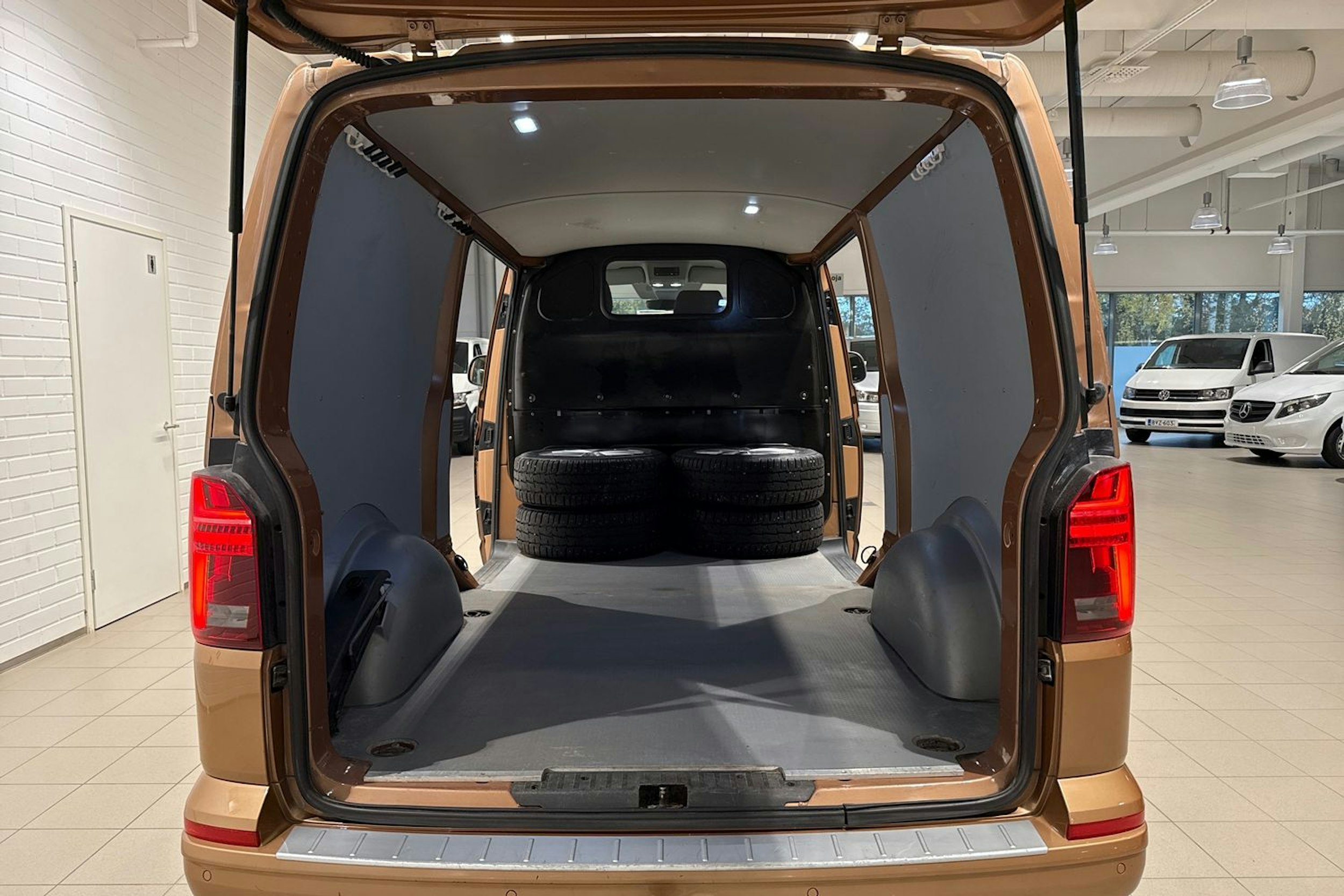 ruskea (beige) Volkswagen Transporter 2020 kuva 15.