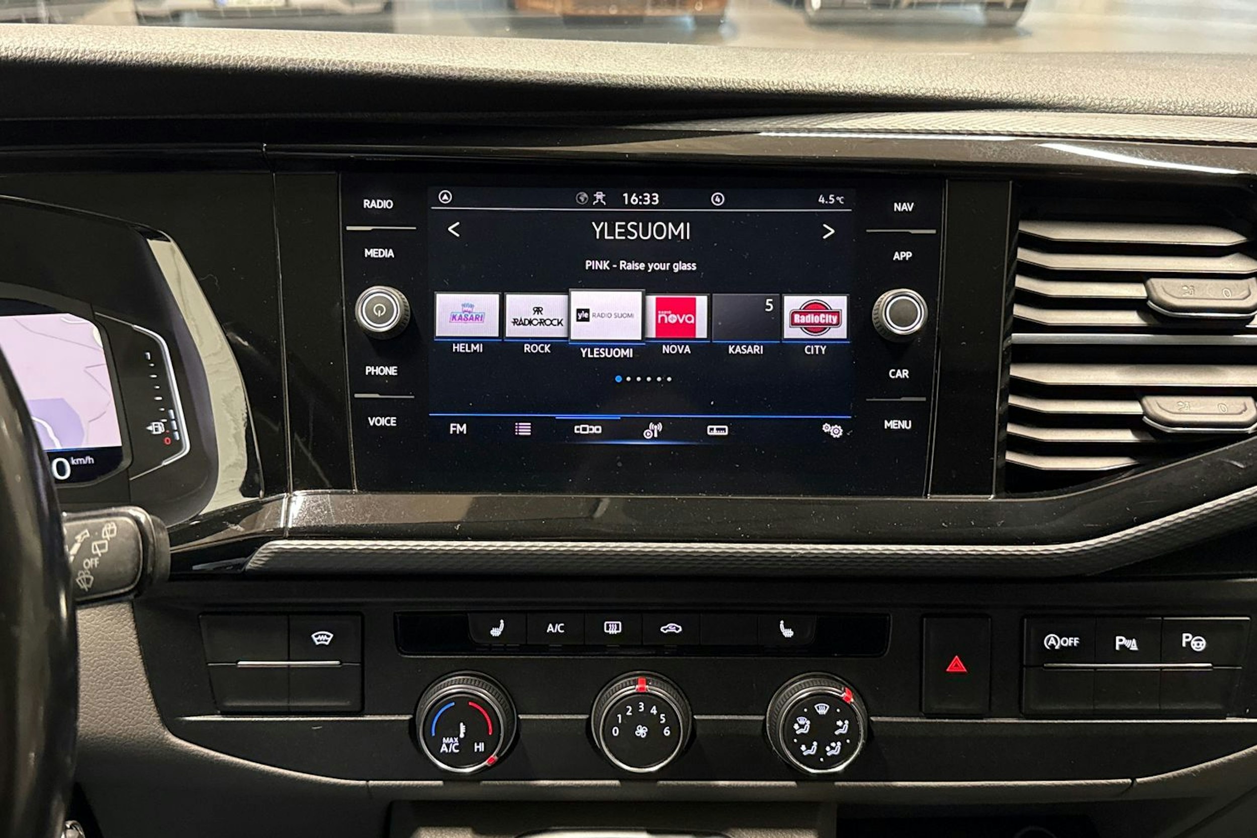 ruskea (beige) Volkswagen Transporter 2020 kuva 16.