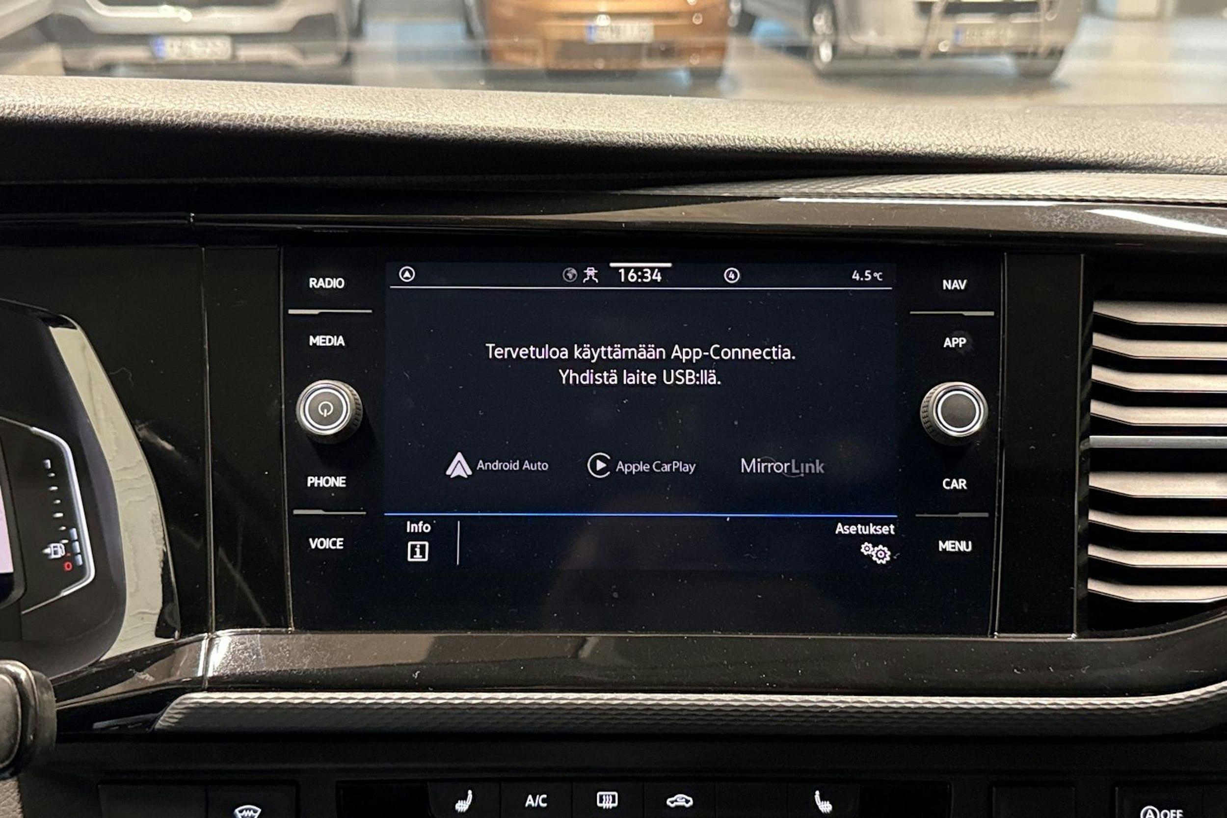 ruskea (beige) Volkswagen Transporter 2020 kuva 18.