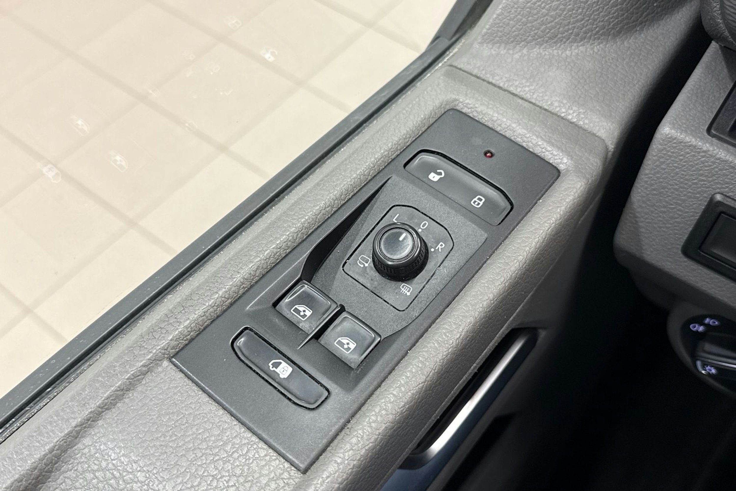 ruskea (beige) Volkswagen Transporter 2020 kuva 26.