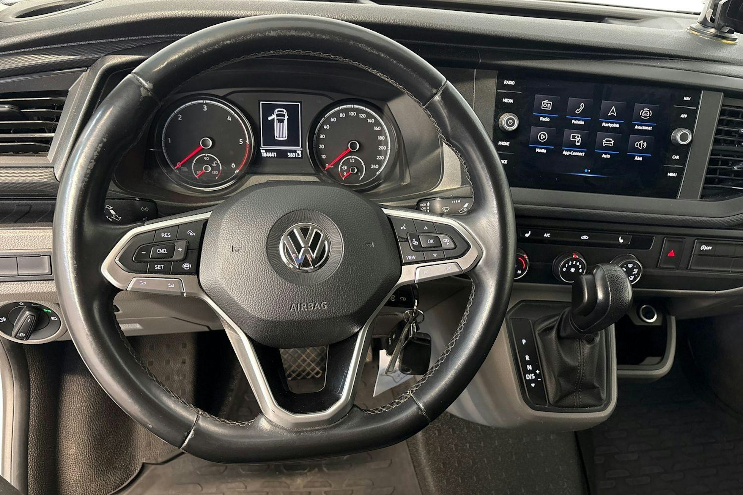 valkoinen Volkswagen Transporter 2020 kuva 9.