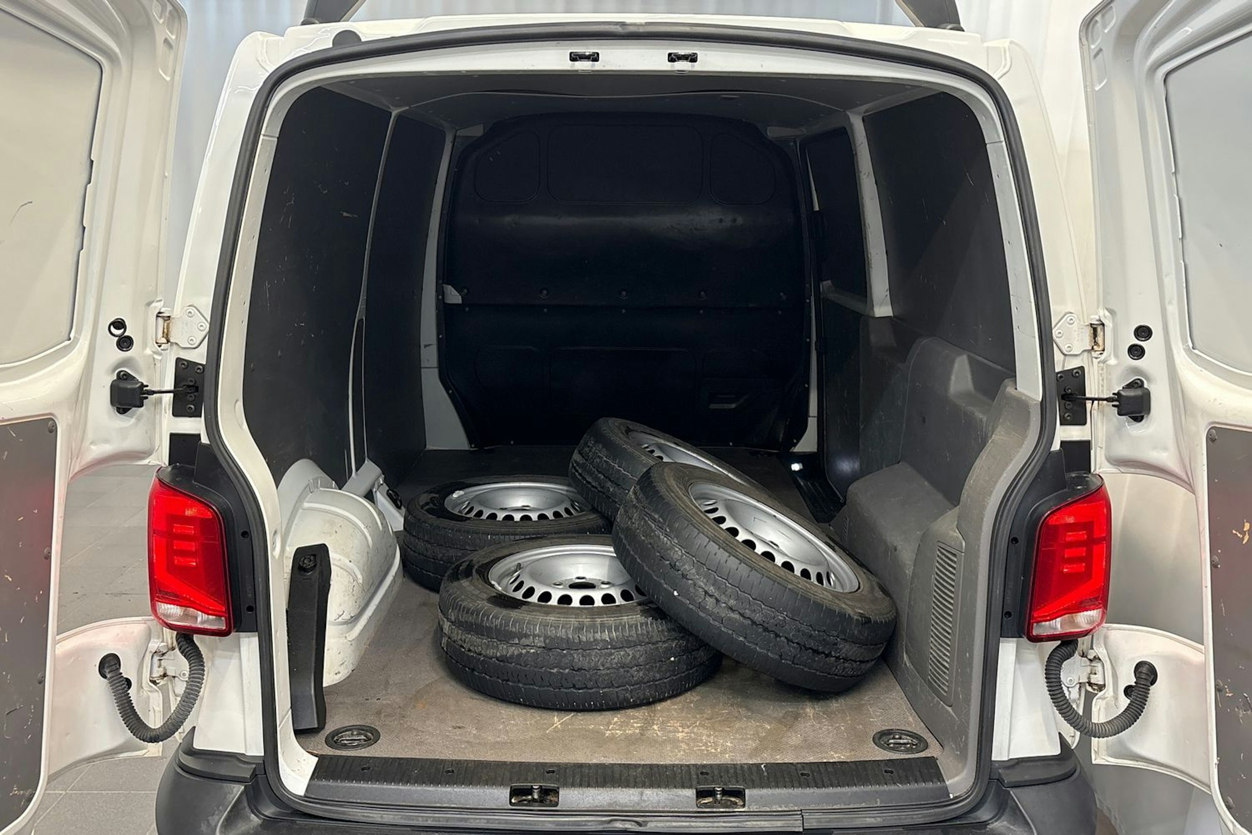 valkoinen Volkswagen Transporter 2020 kuva 13.