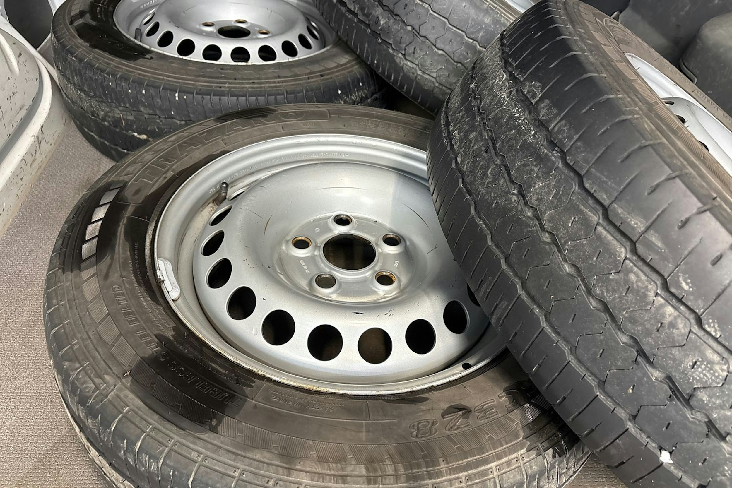 valkoinen Volkswagen Transporter 2020 kuva 15.