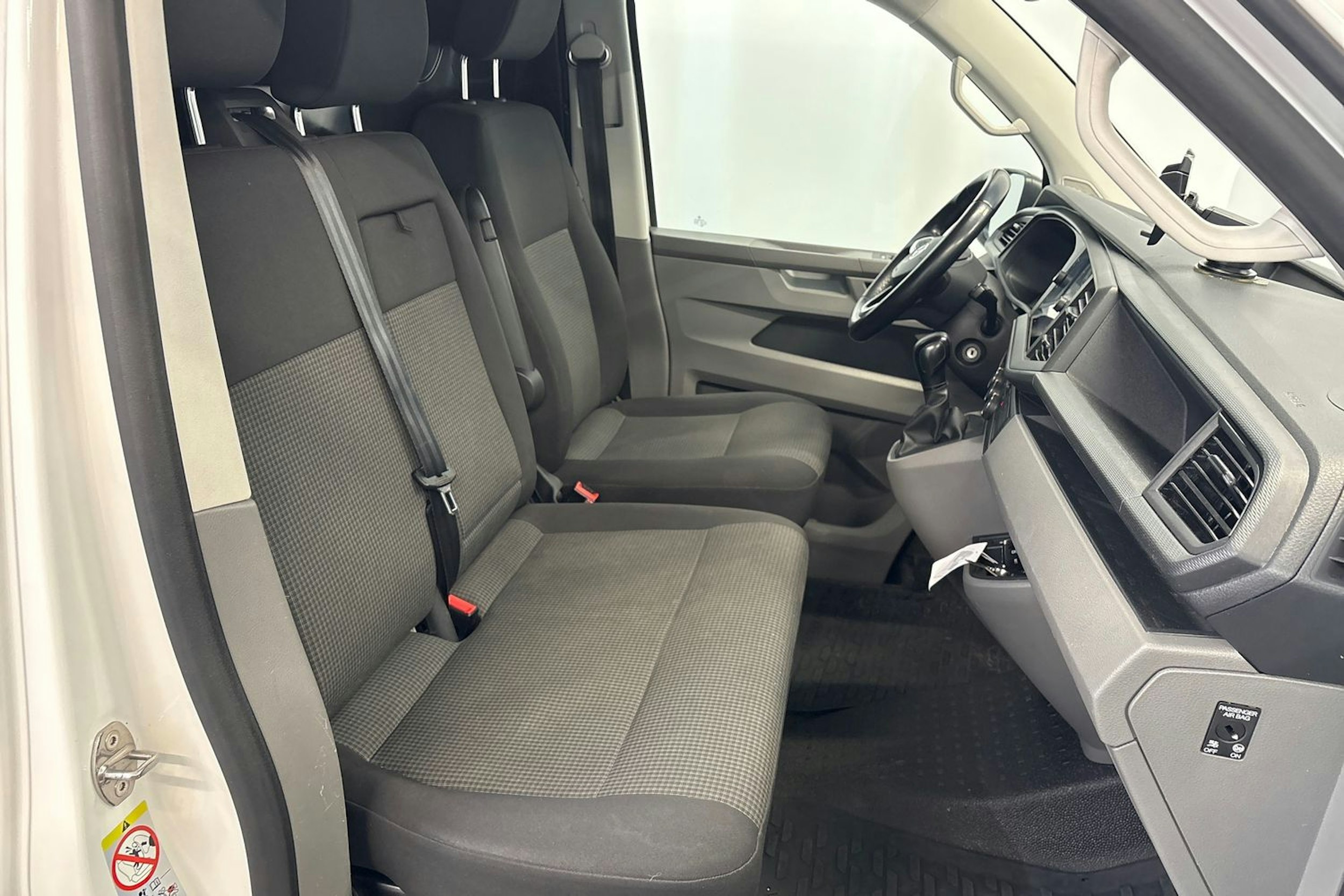 valkoinen Volkswagen Transporter 2020 kuva 28.