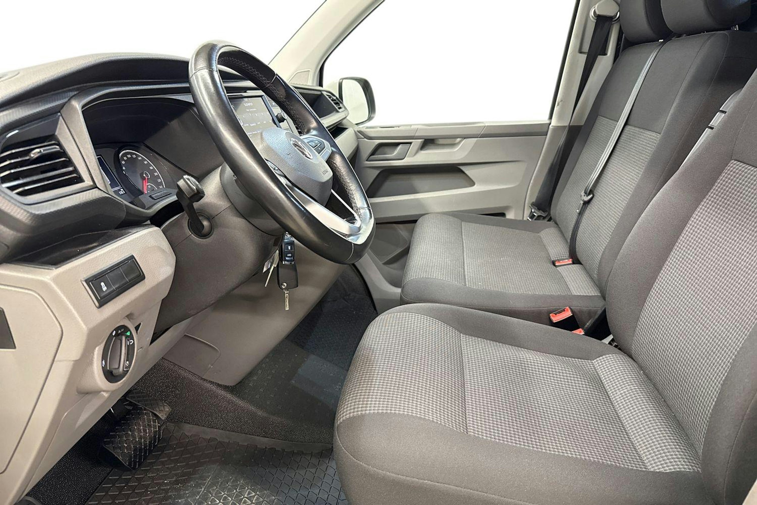 valkoinen Volkswagen Transporter 2020 kuva 8.