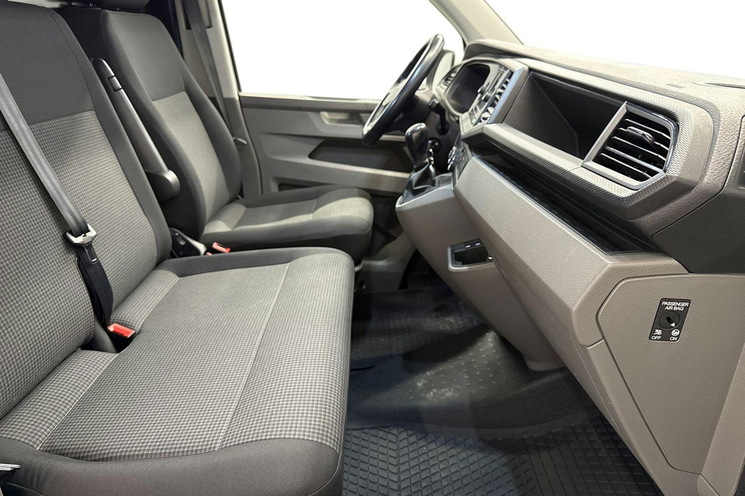 valkoinen Volkswagen Transporter 2020 kuva 9.