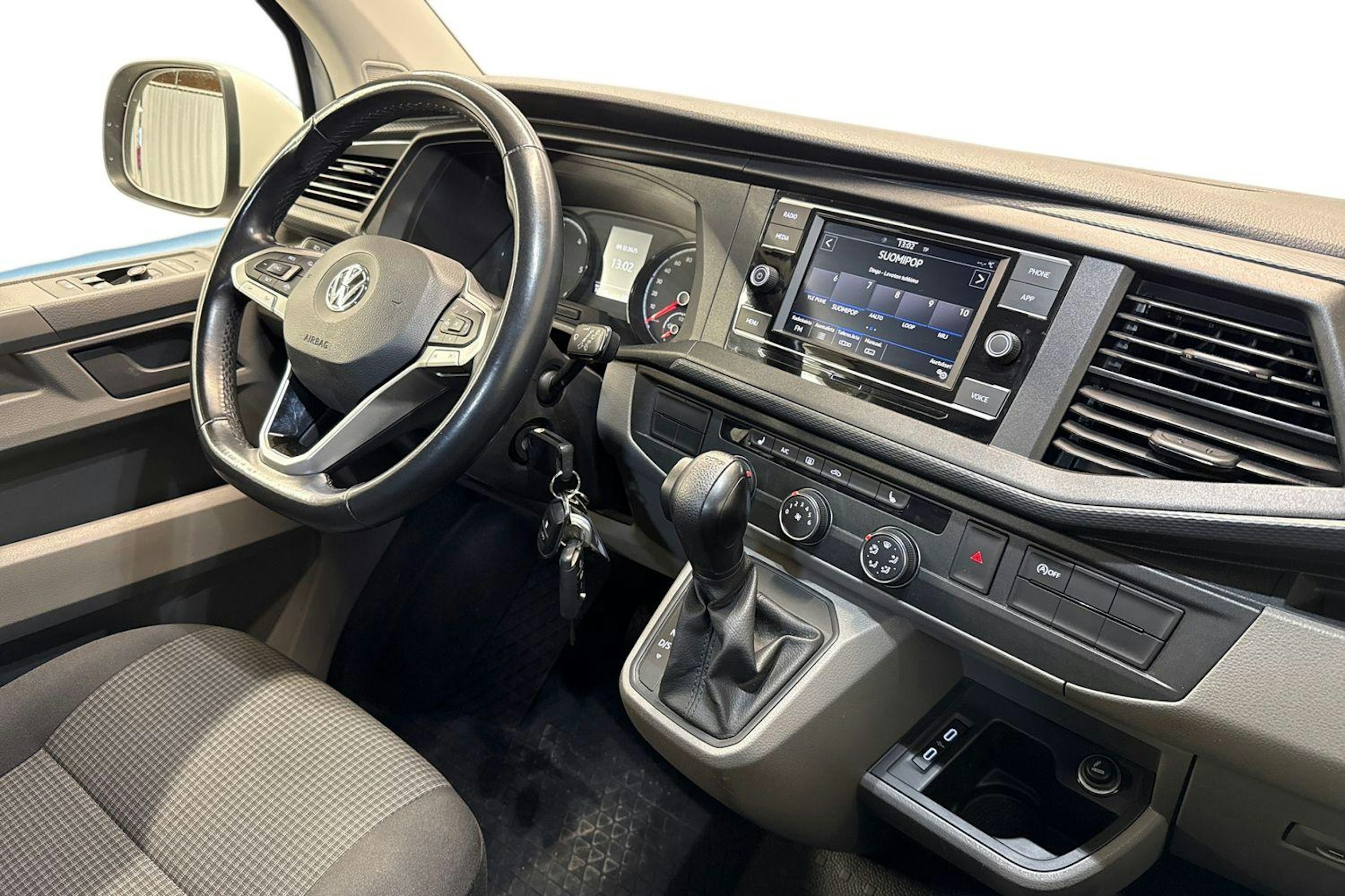 valkoinen Volkswagen Transporter 2020 kuva 11.