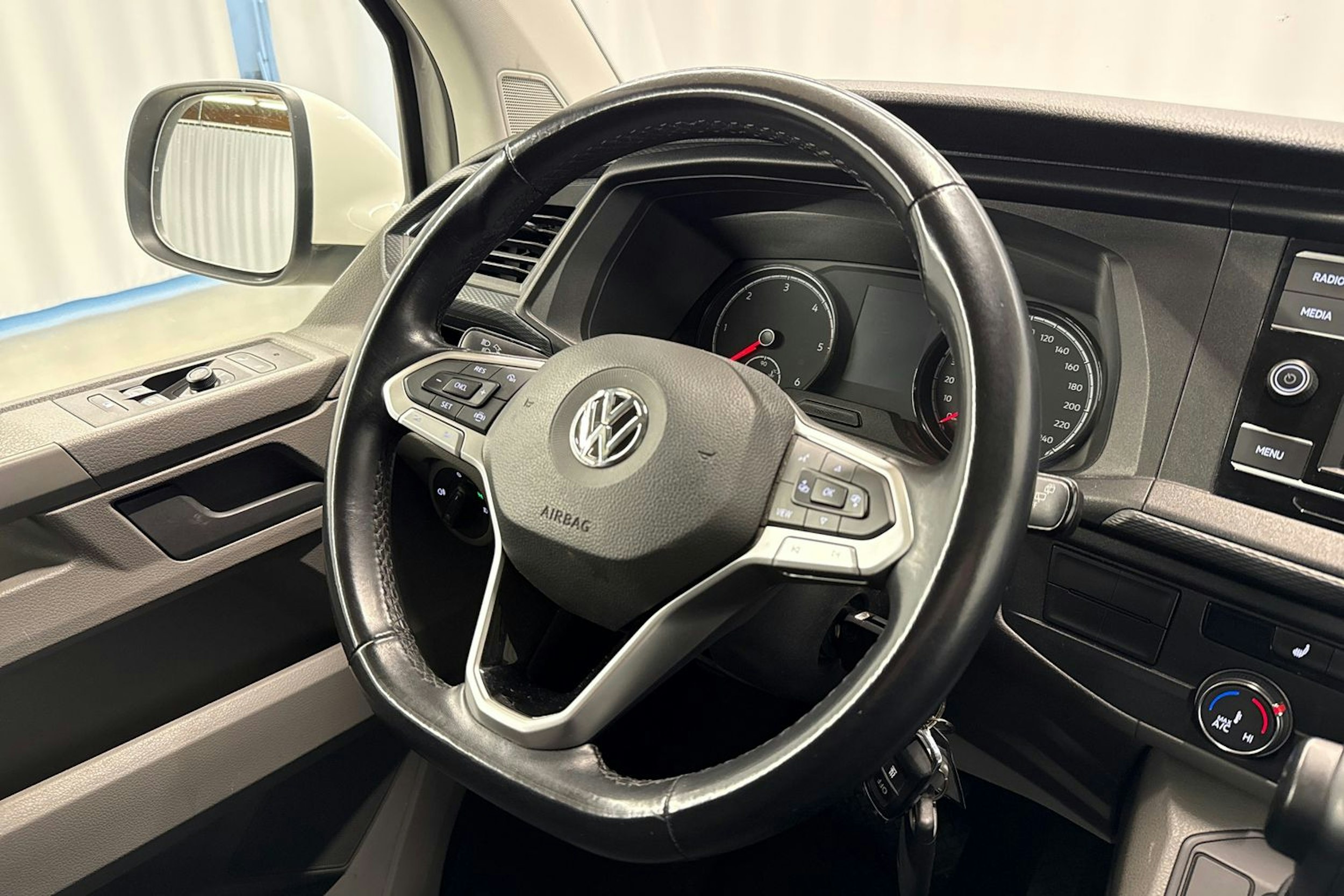 valkoinen Volkswagen Transporter 2020 kuva 13.