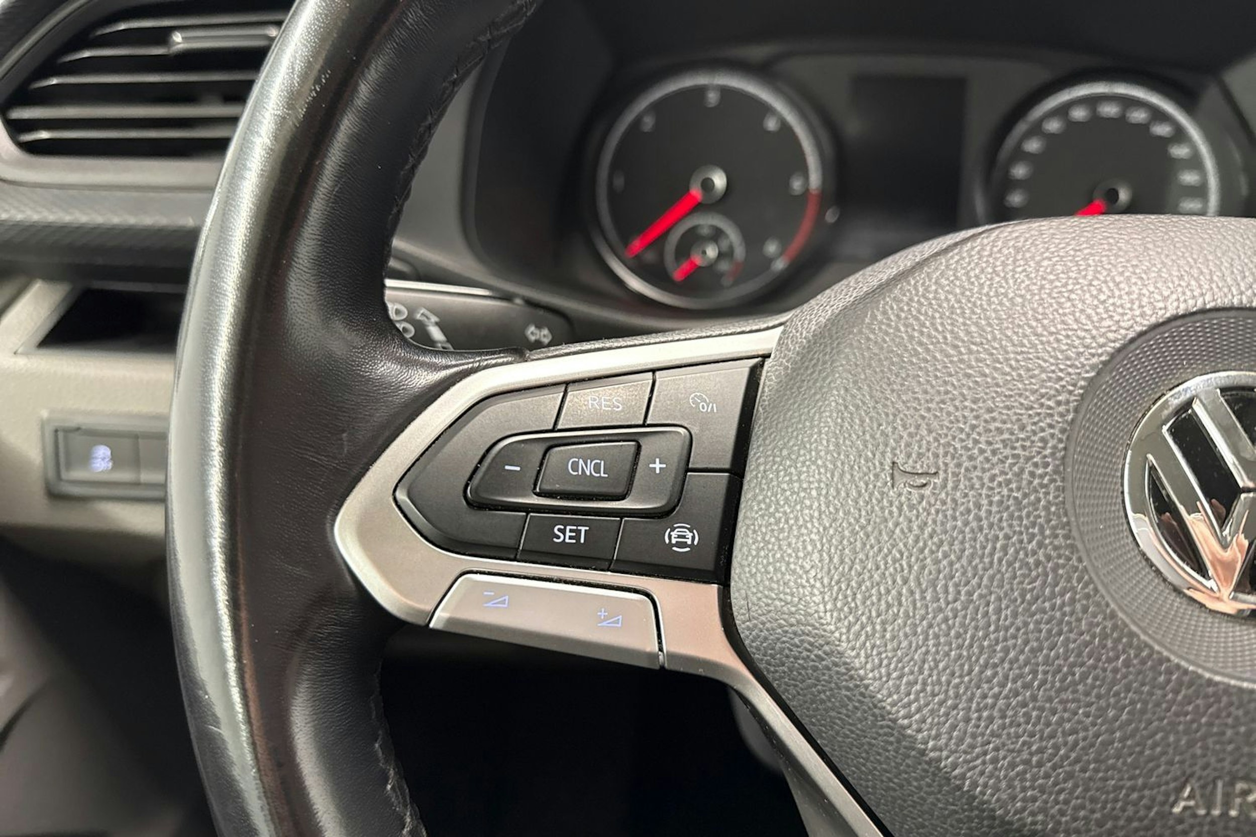 valkoinen Volkswagen Transporter 2020 kuva 15.