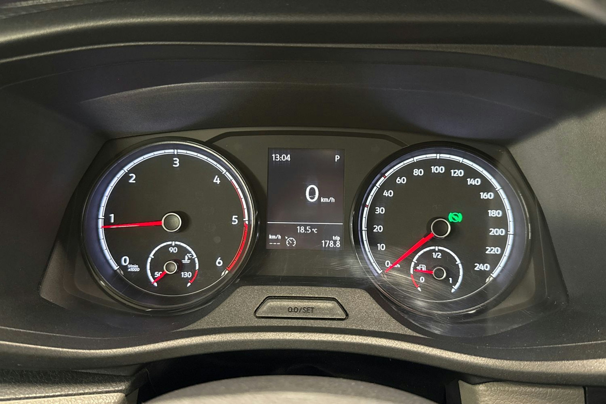 valkoinen Volkswagen Transporter 2020 kuva 17.