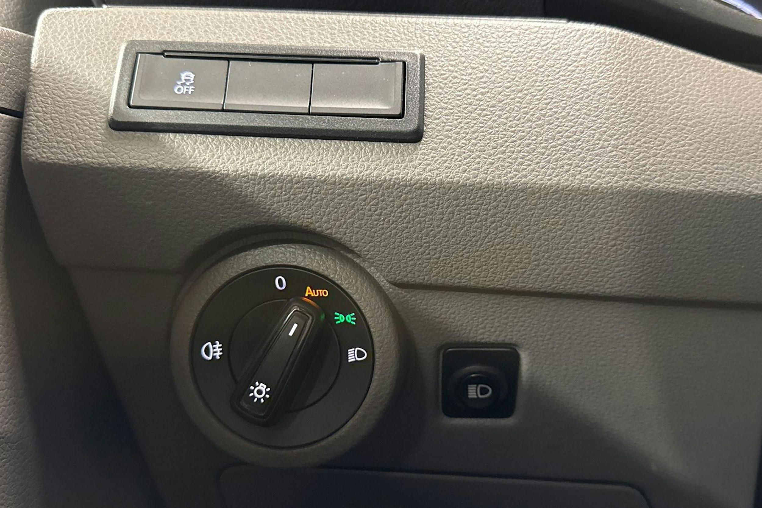 valkoinen Volkswagen Transporter 2020 kuva 18.