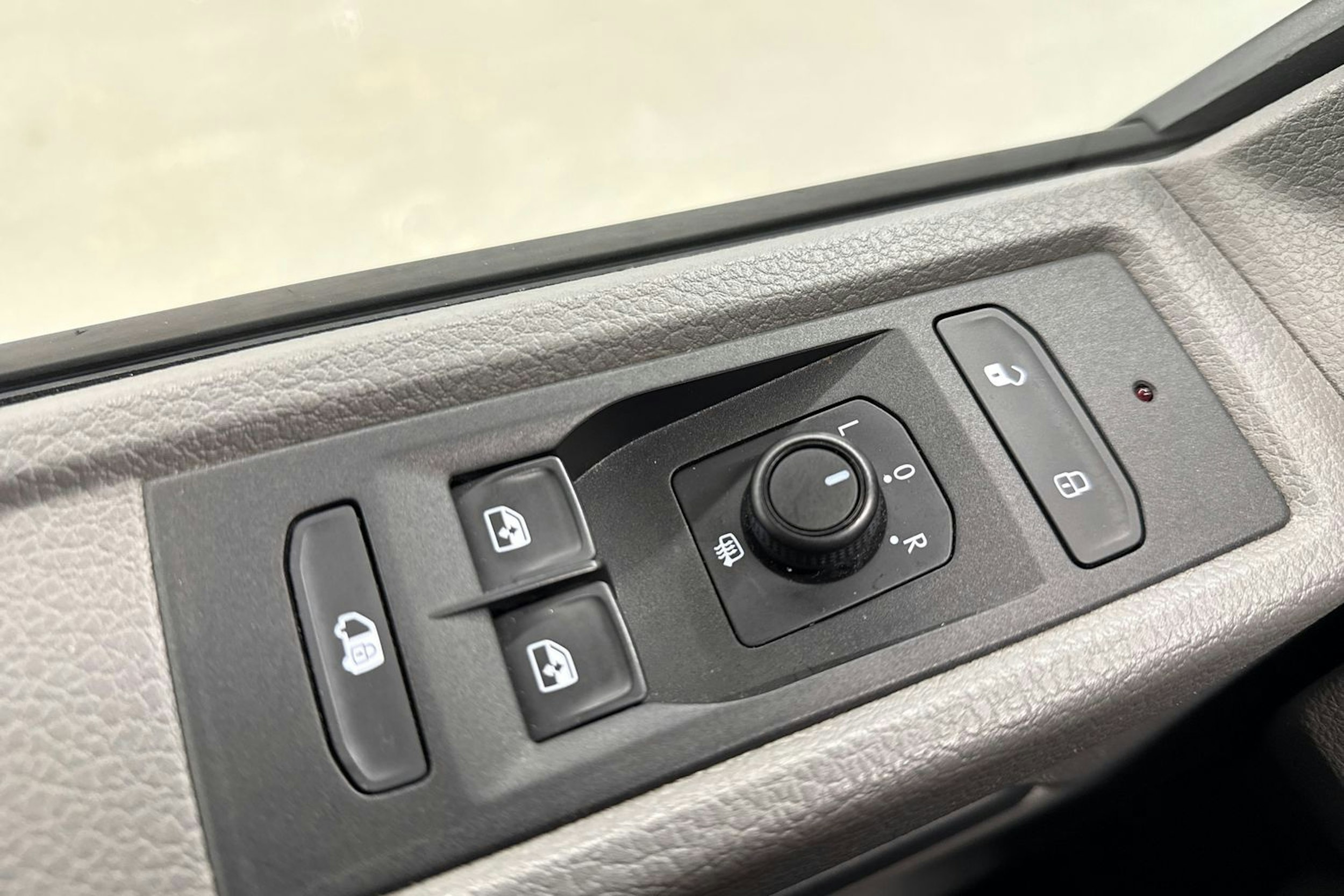 valkoinen Volkswagen Transporter 2020 kuva 19.