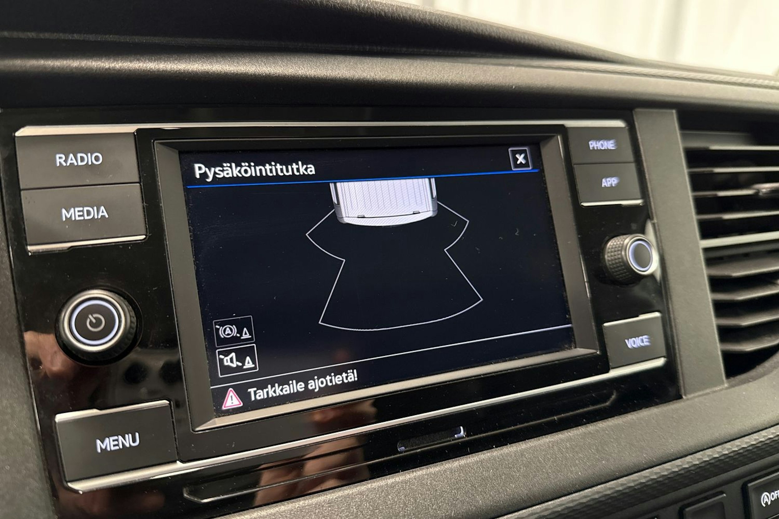 valkoinen Volkswagen Transporter 2020 kuva 20.