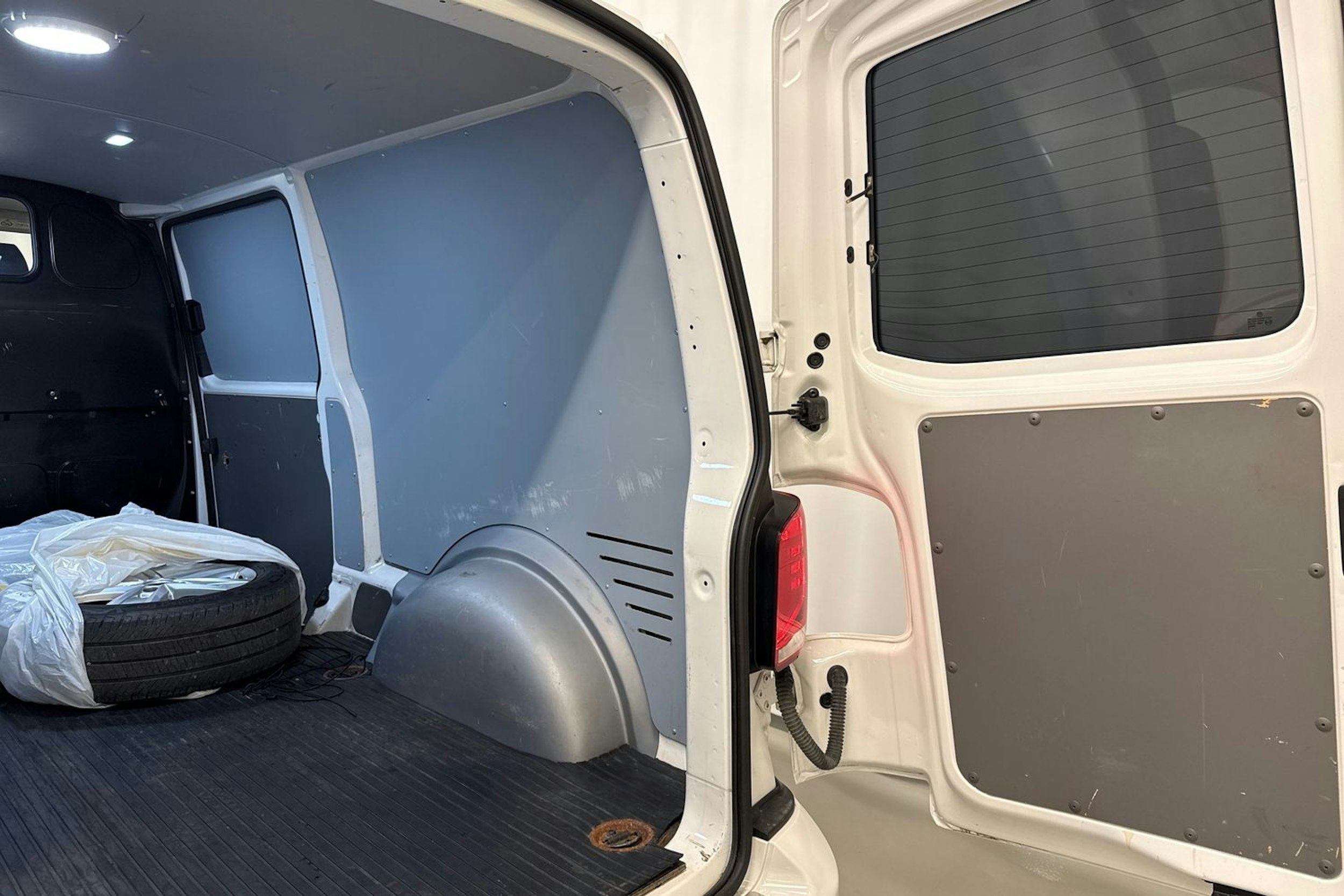 valkoinen Volkswagen Transporter 2020 kuva 25.