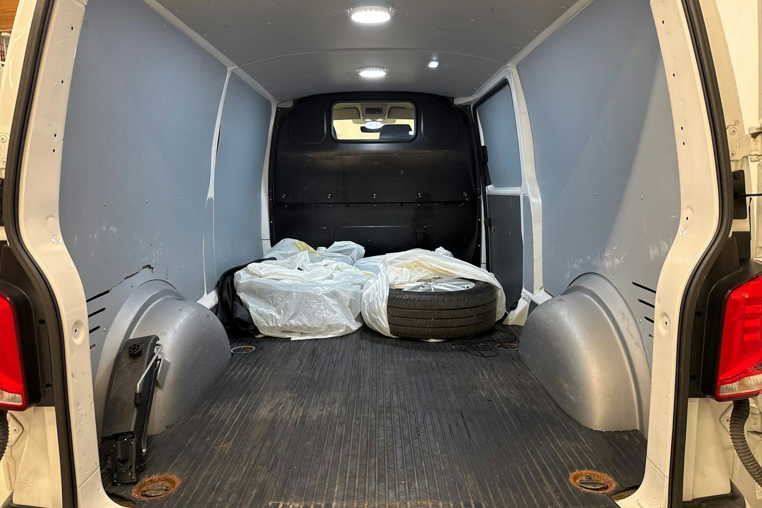 valkoinen Volkswagen Transporter 2020 kuva 26.