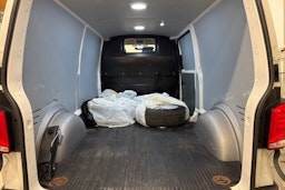 valkoinen Volkswagen Transporter 2020 kuva 26.