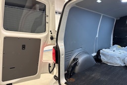 valkoinen Volkswagen Transporter 2020 kuva 27.