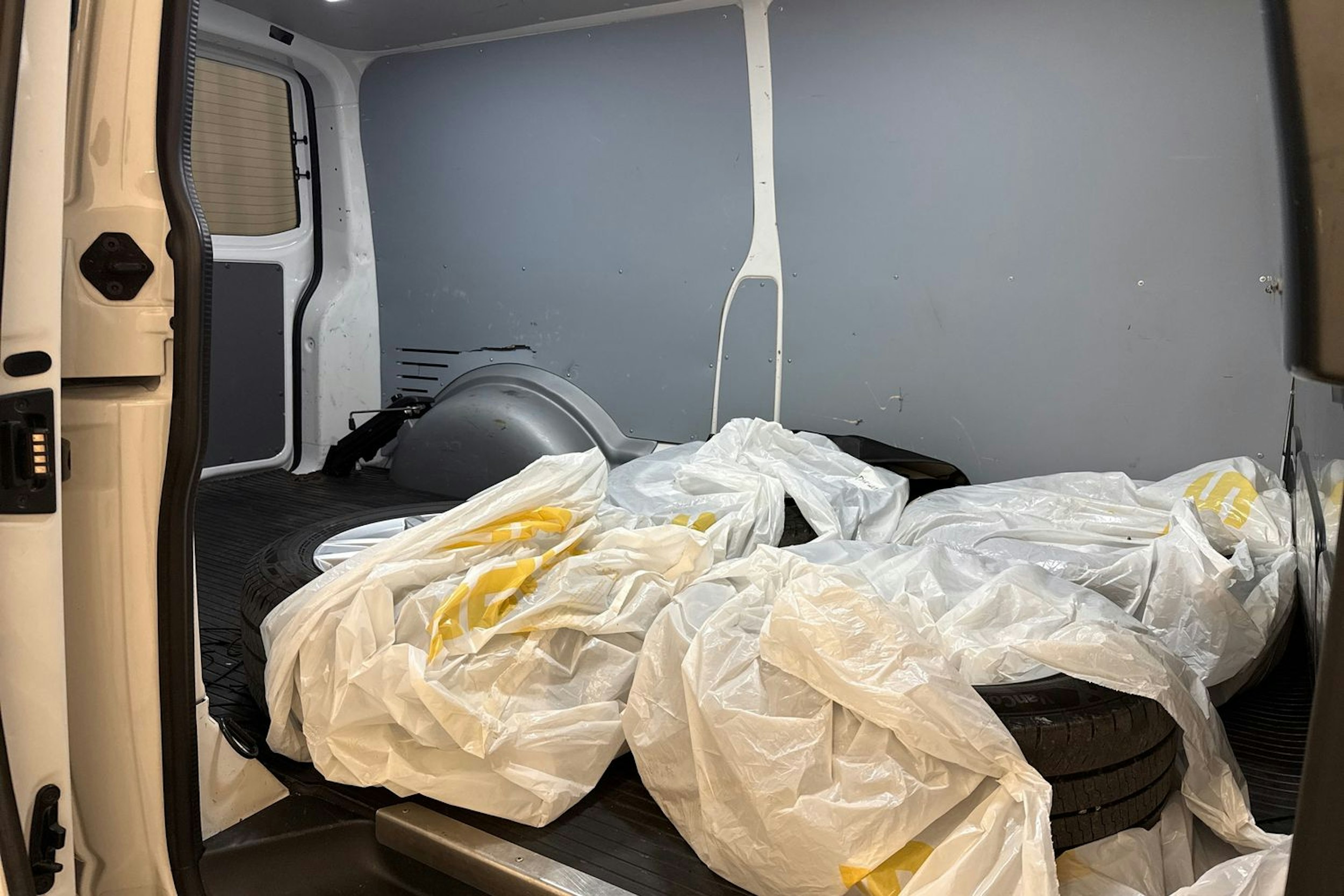 valkoinen Volkswagen Transporter 2020 kuva 28.