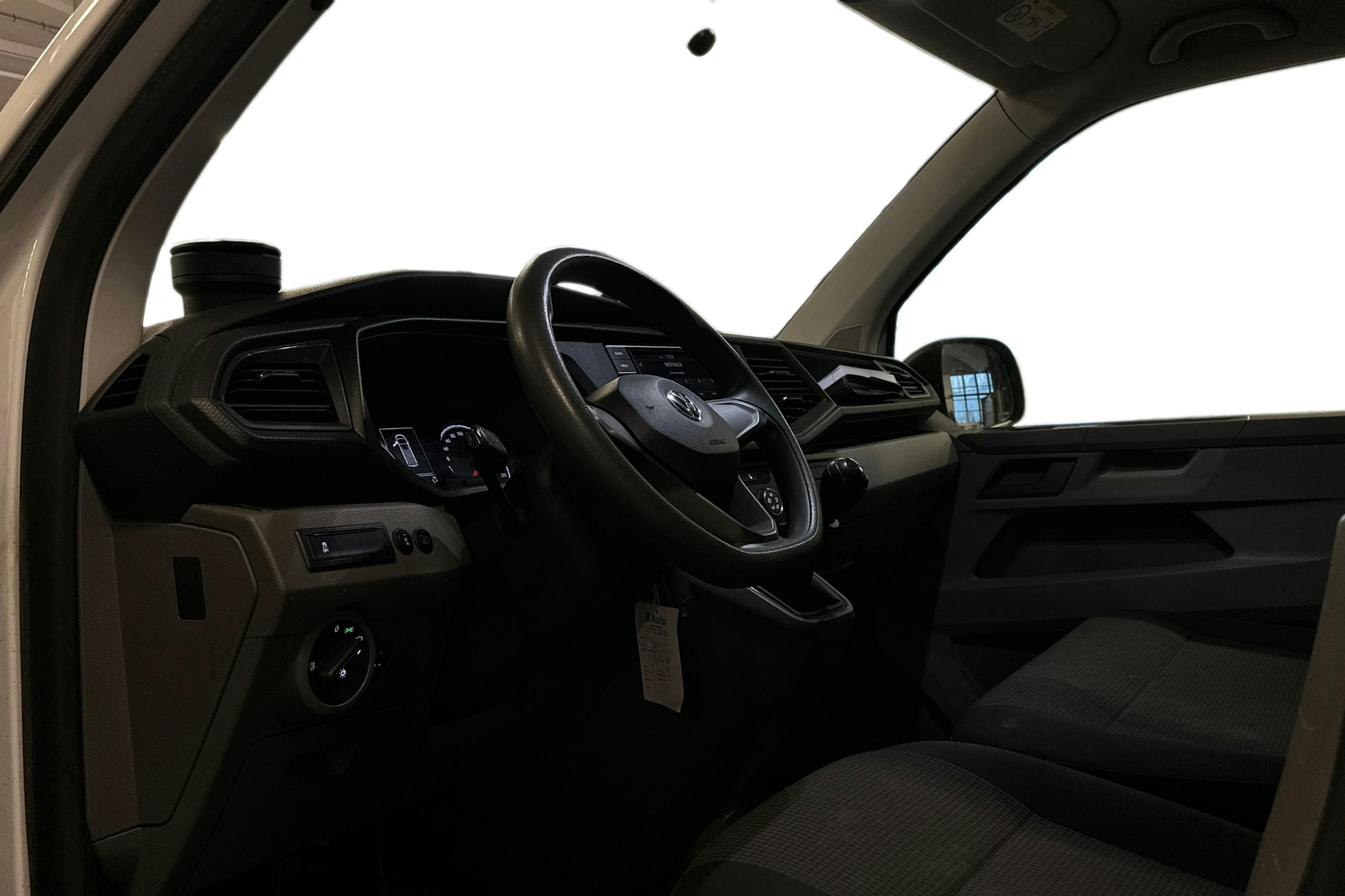 valkoinen Volkswagen Transporter 2020 kuva 3.