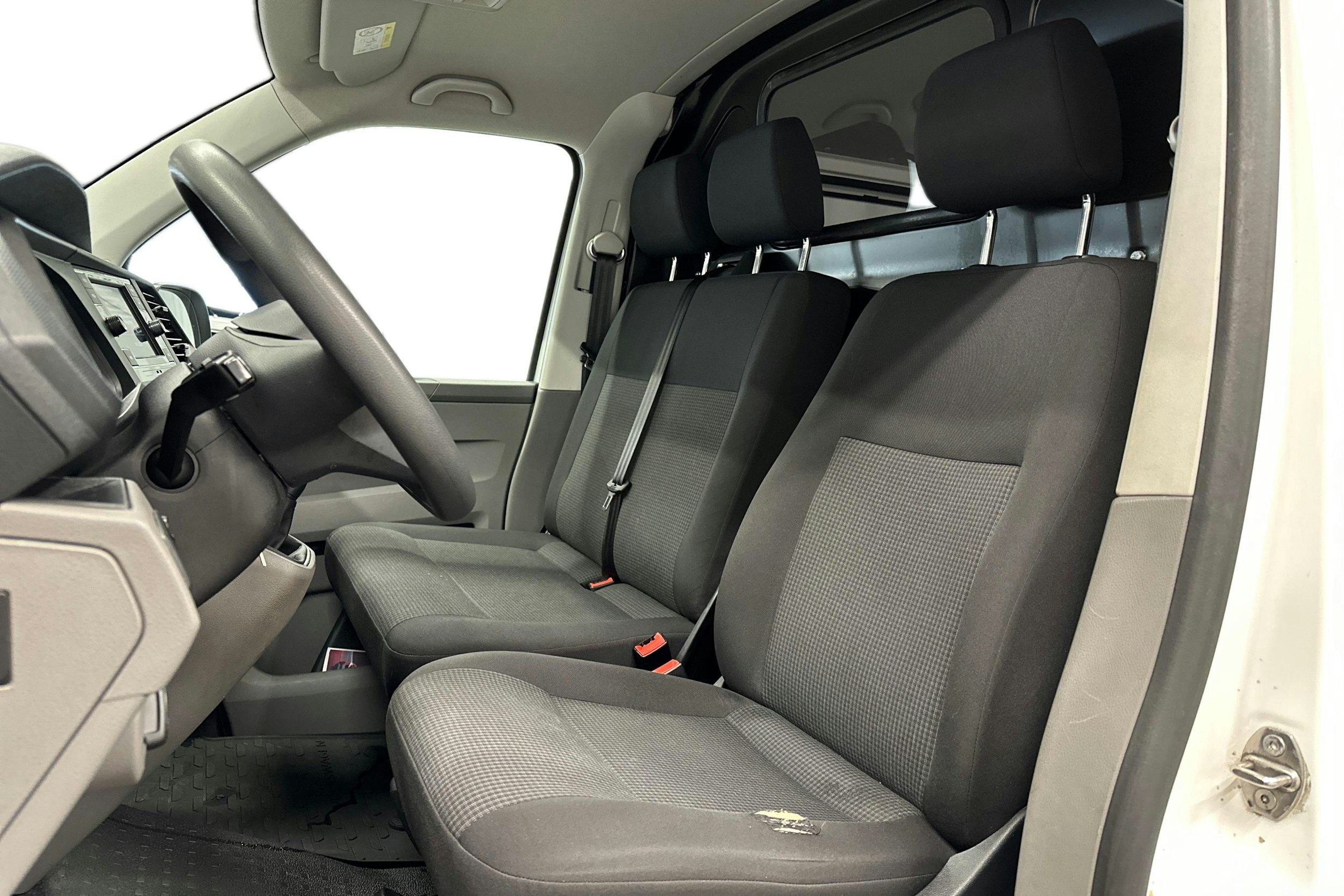 valkoinen Volkswagen Transporter 2020 kuva 11.