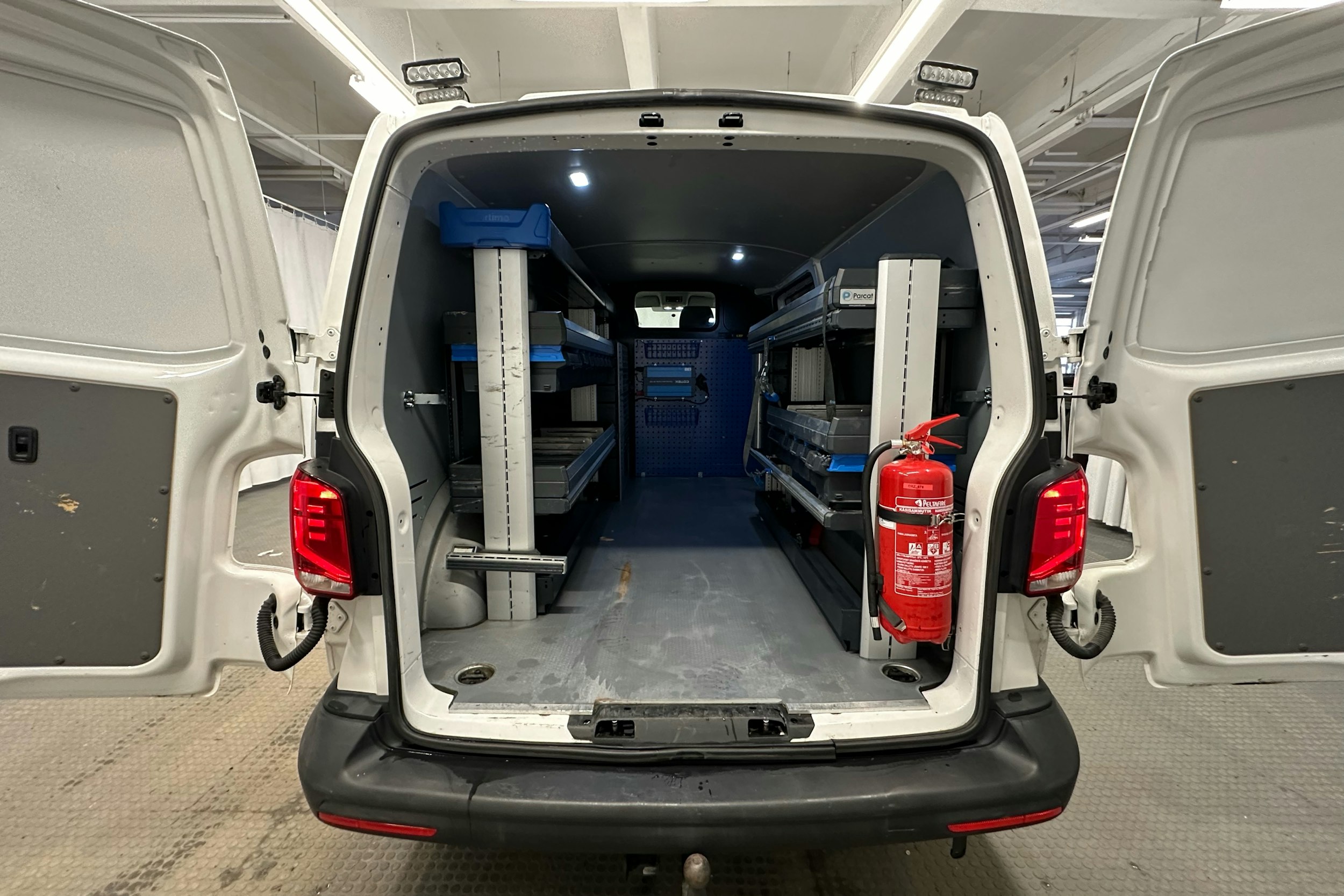 valkoinen Volkswagen Transporter 2020 kuva 15.