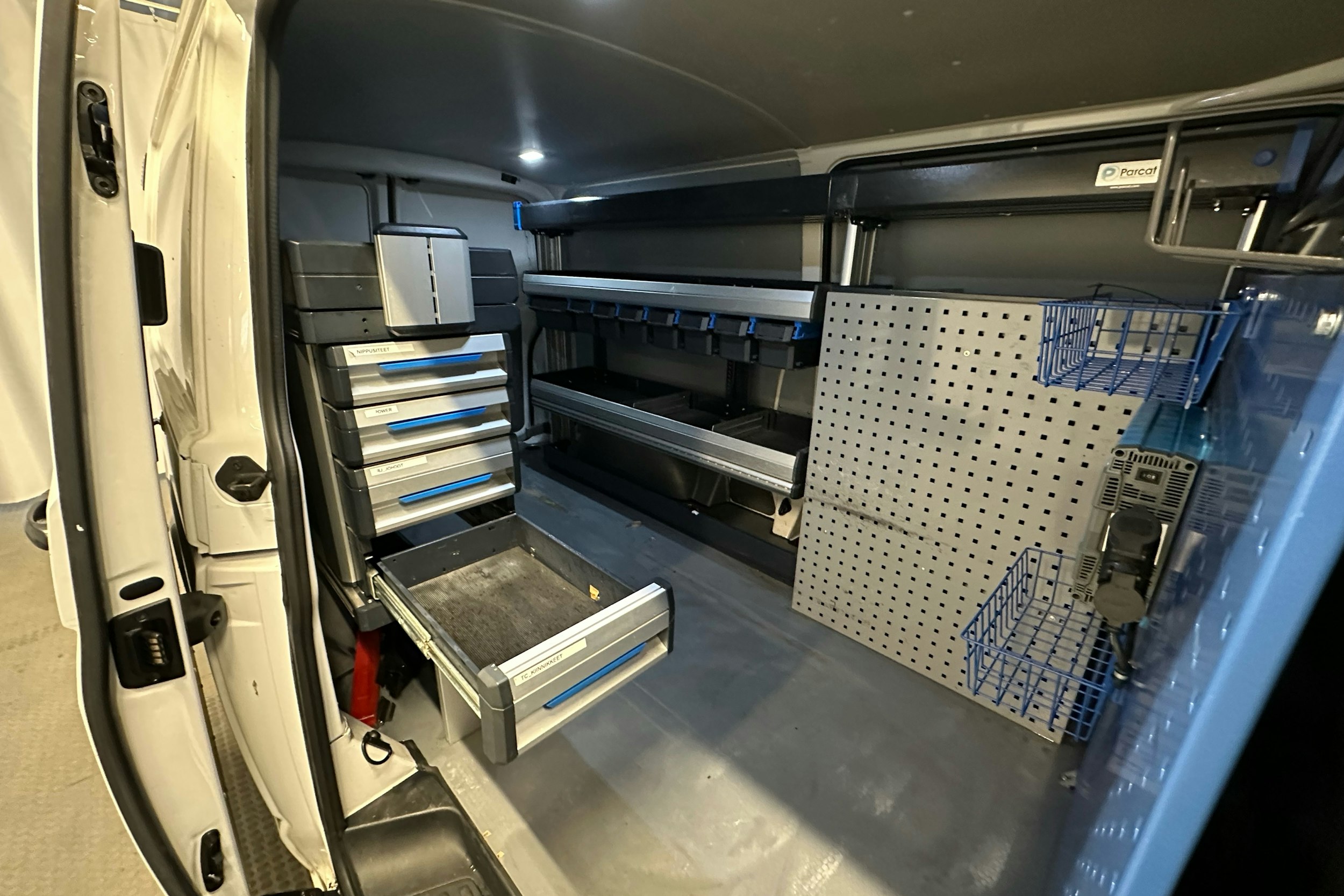 valkoinen Volkswagen Transporter 2020 kuva 16.