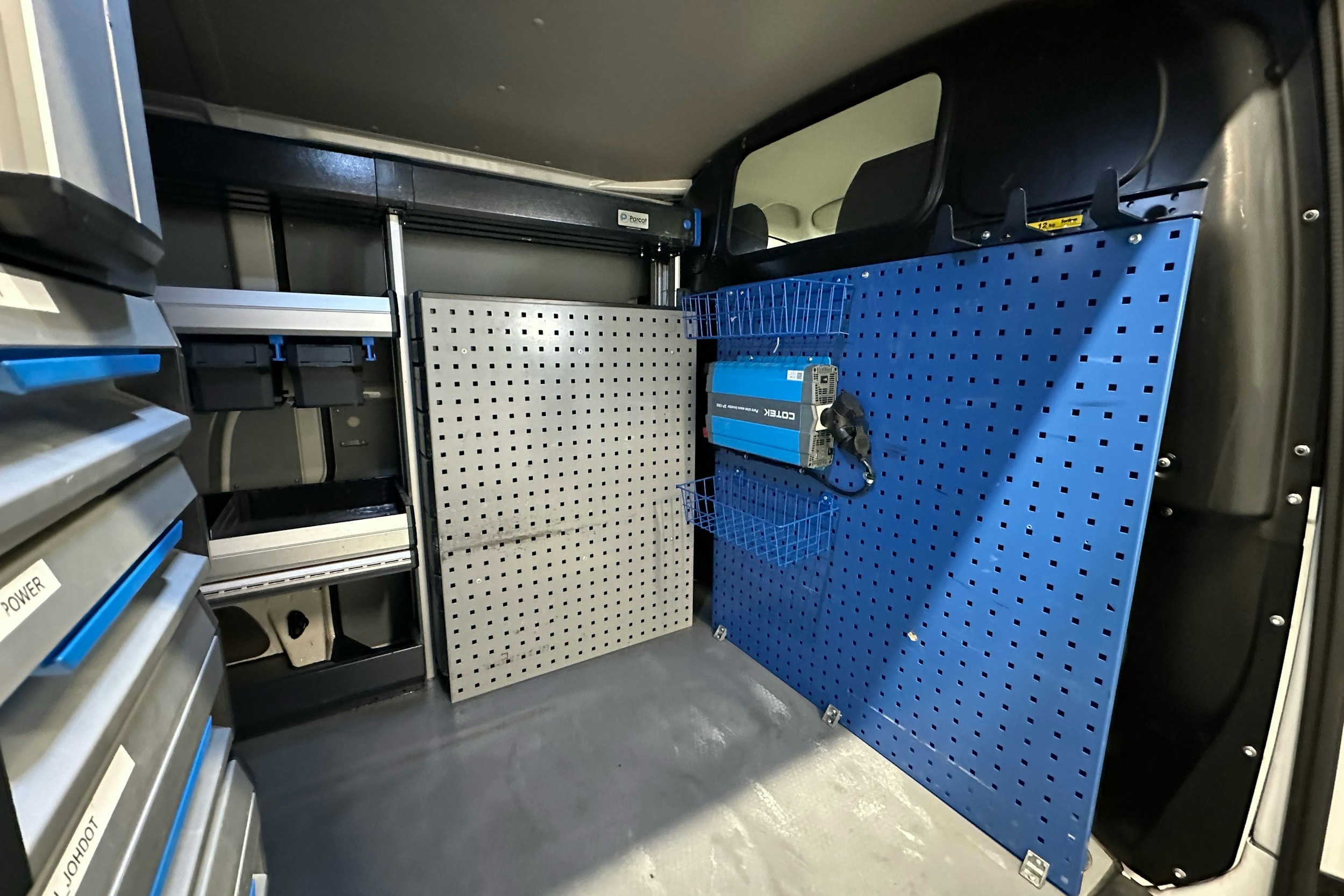 valkoinen Volkswagen Transporter 2020 kuva 17.