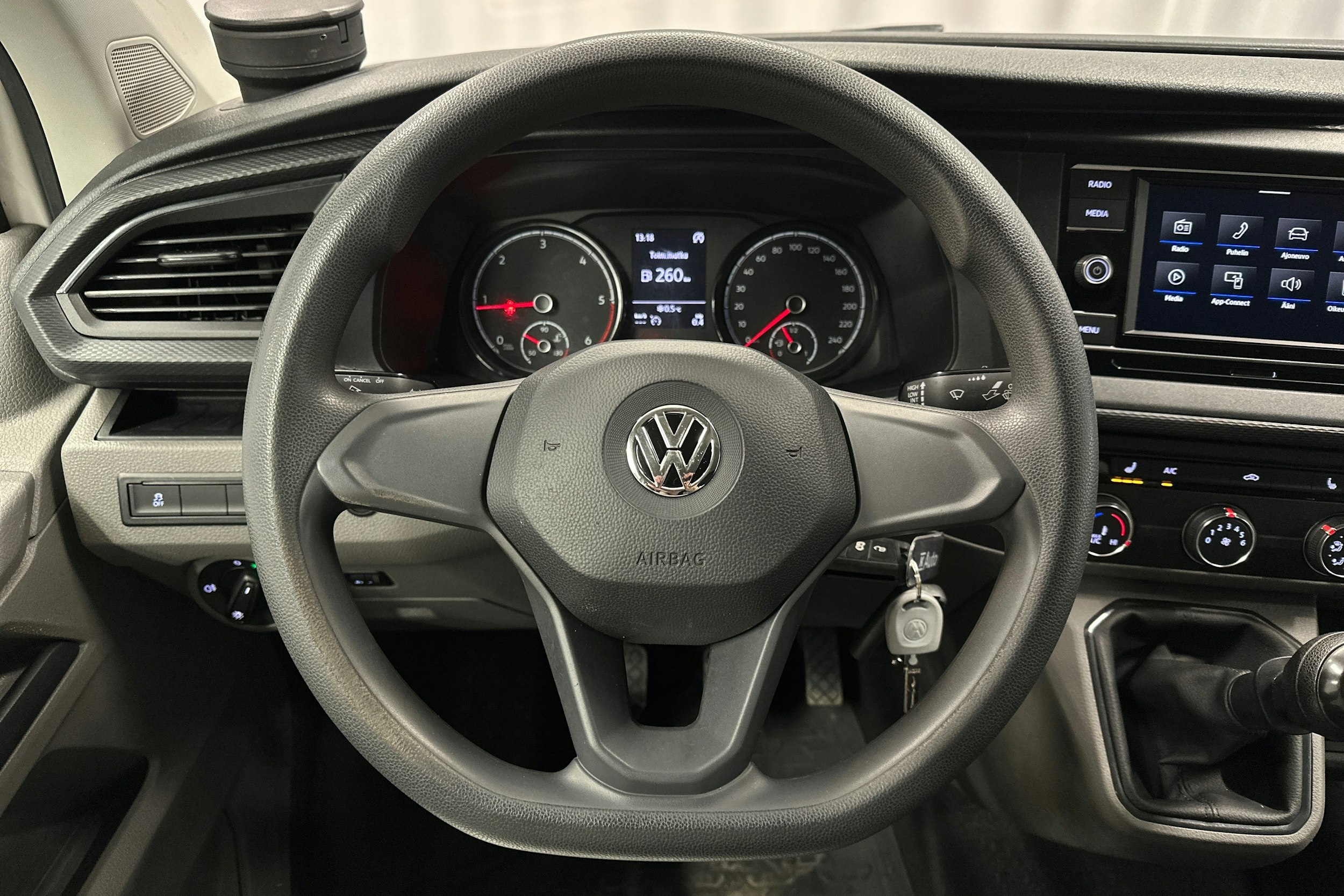 valkoinen Volkswagen Transporter 2020 kuva 18.