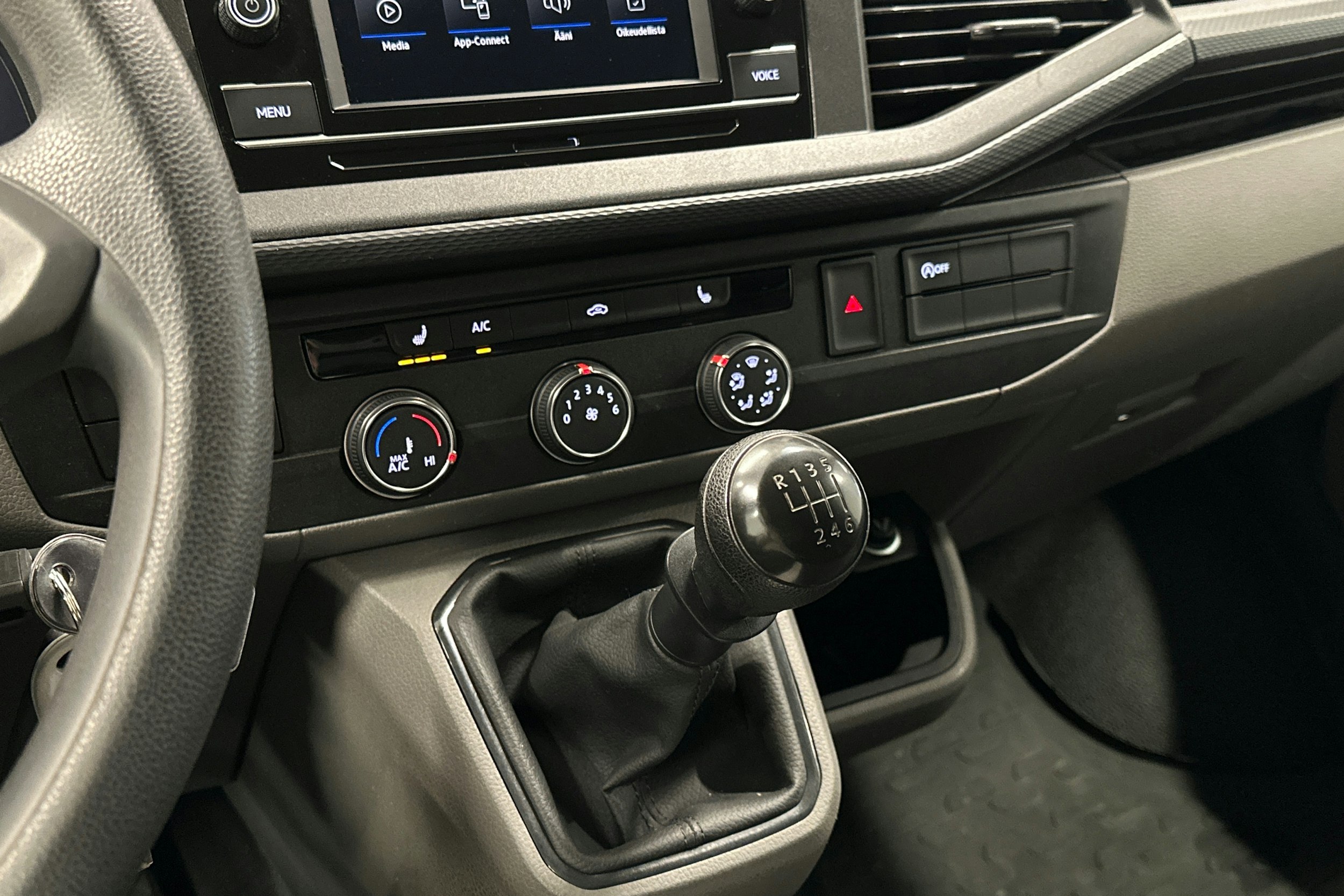 valkoinen Volkswagen Transporter 2020 kuva 21.