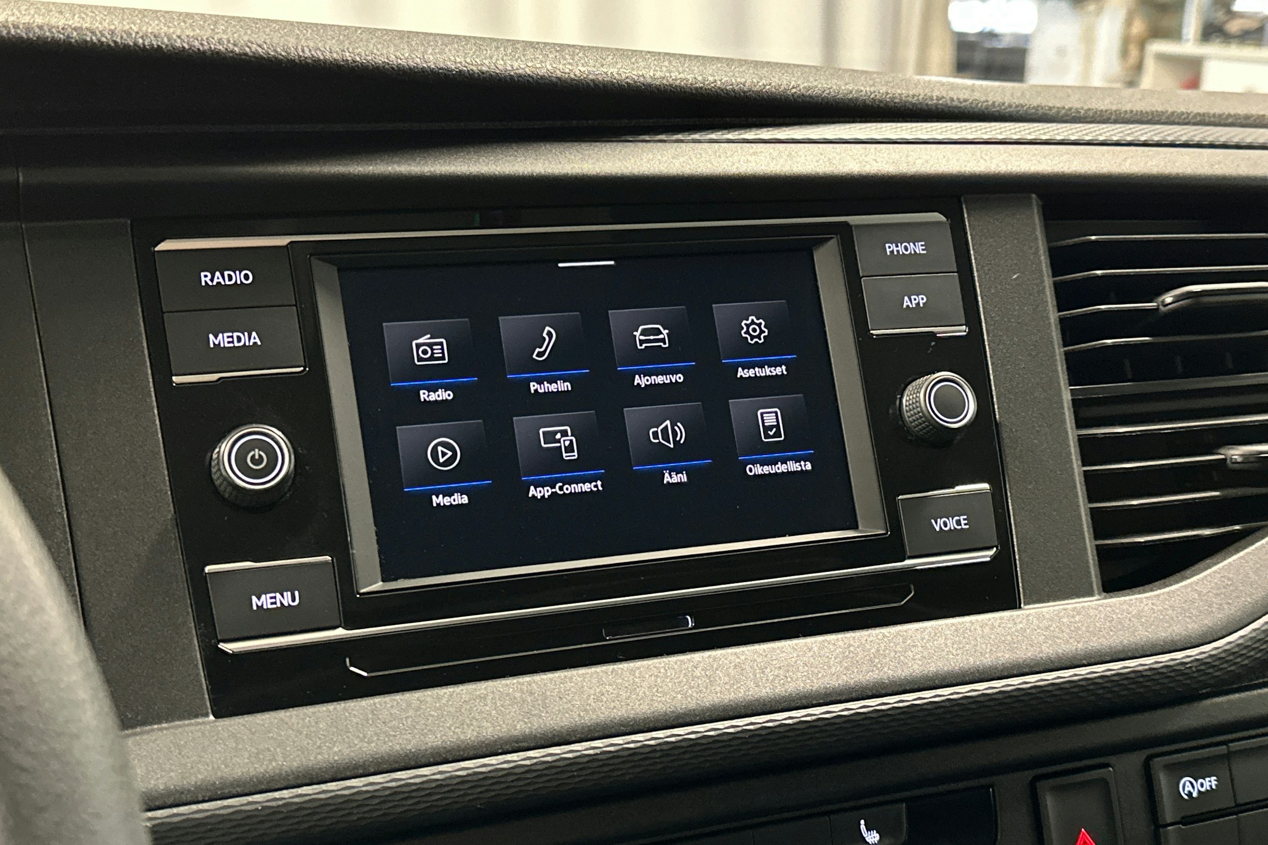 valkoinen Volkswagen Transporter 2020 kuva 22.