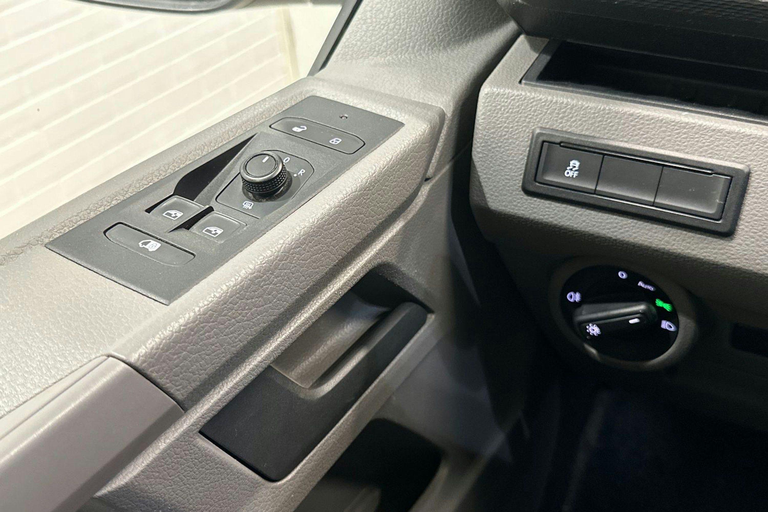 valkoinen Volkswagen Transporter 2020 kuva 15.
