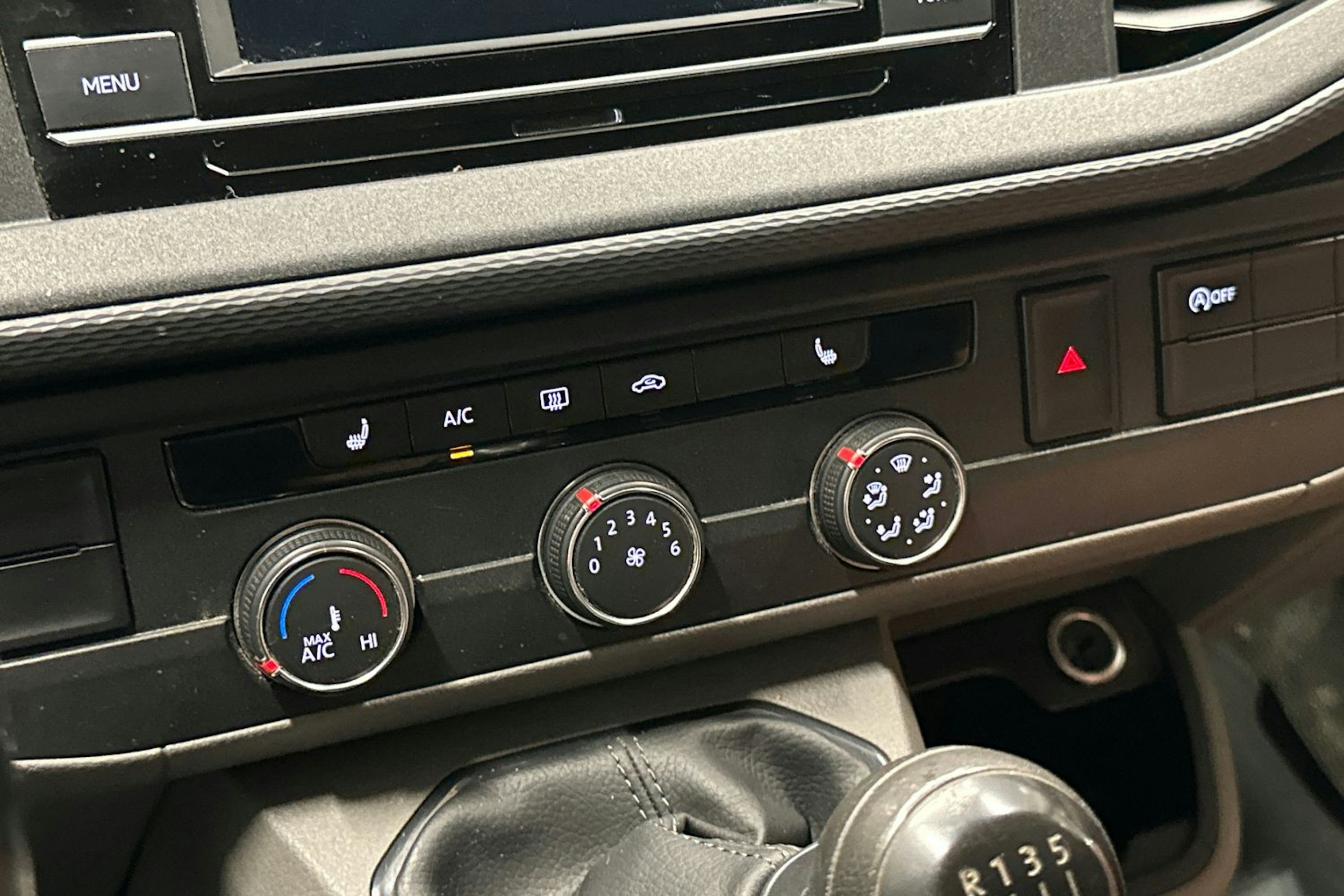 valkoinen Volkswagen Transporter 2020 kuva 21.