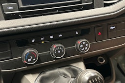 valkoinen Volkswagen Transporter 2020 kuva 21.