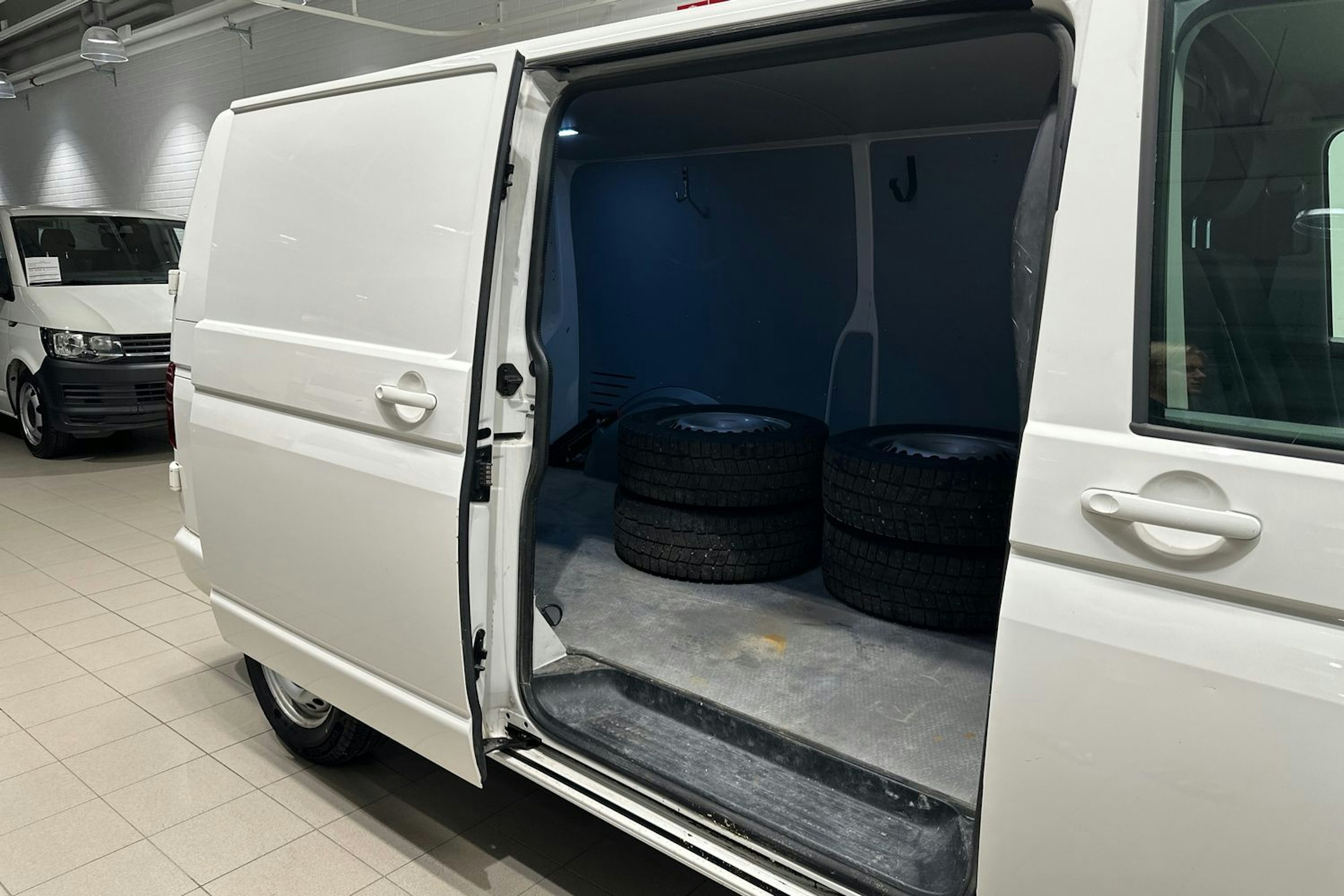 valkoinen Volkswagen Transporter 2020 kuva 24.