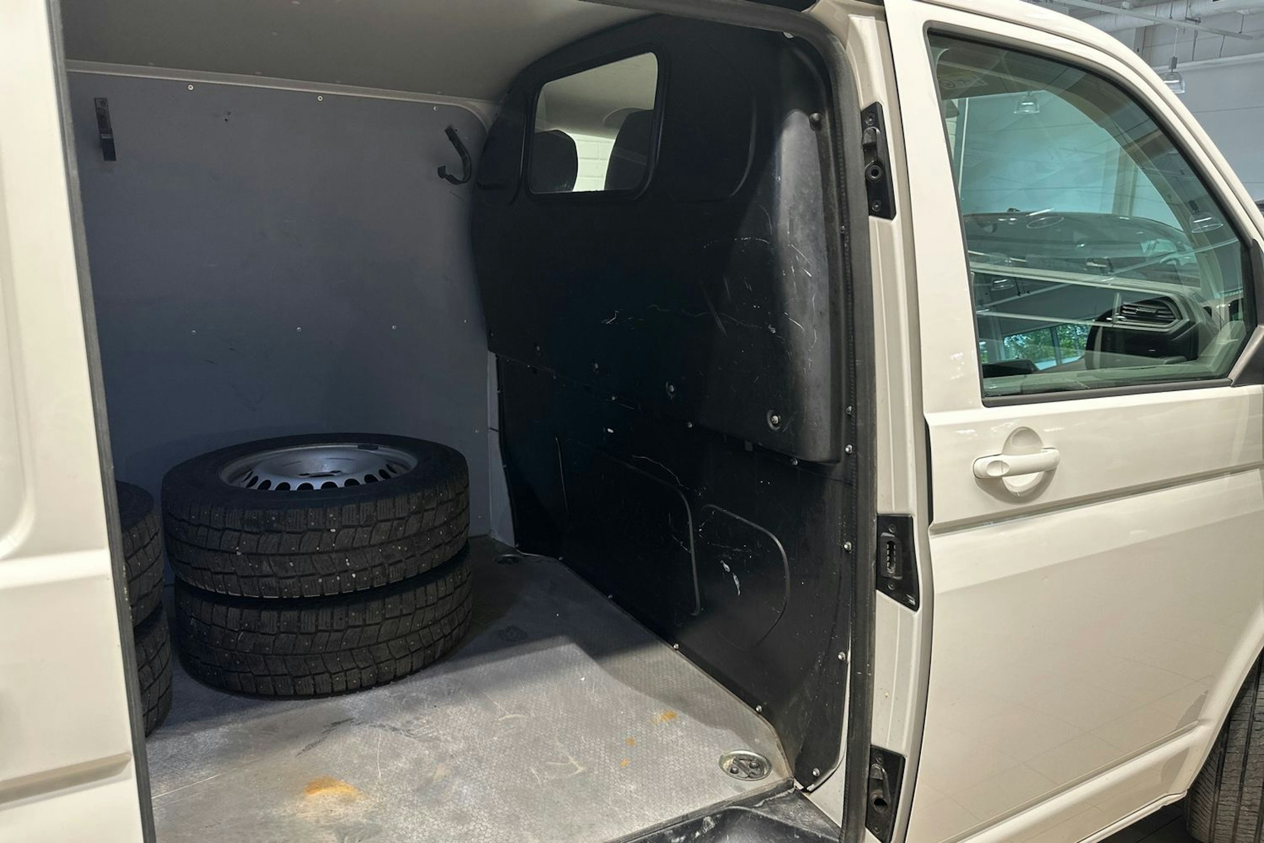 valkoinen Volkswagen Transporter 2020 kuva 25.