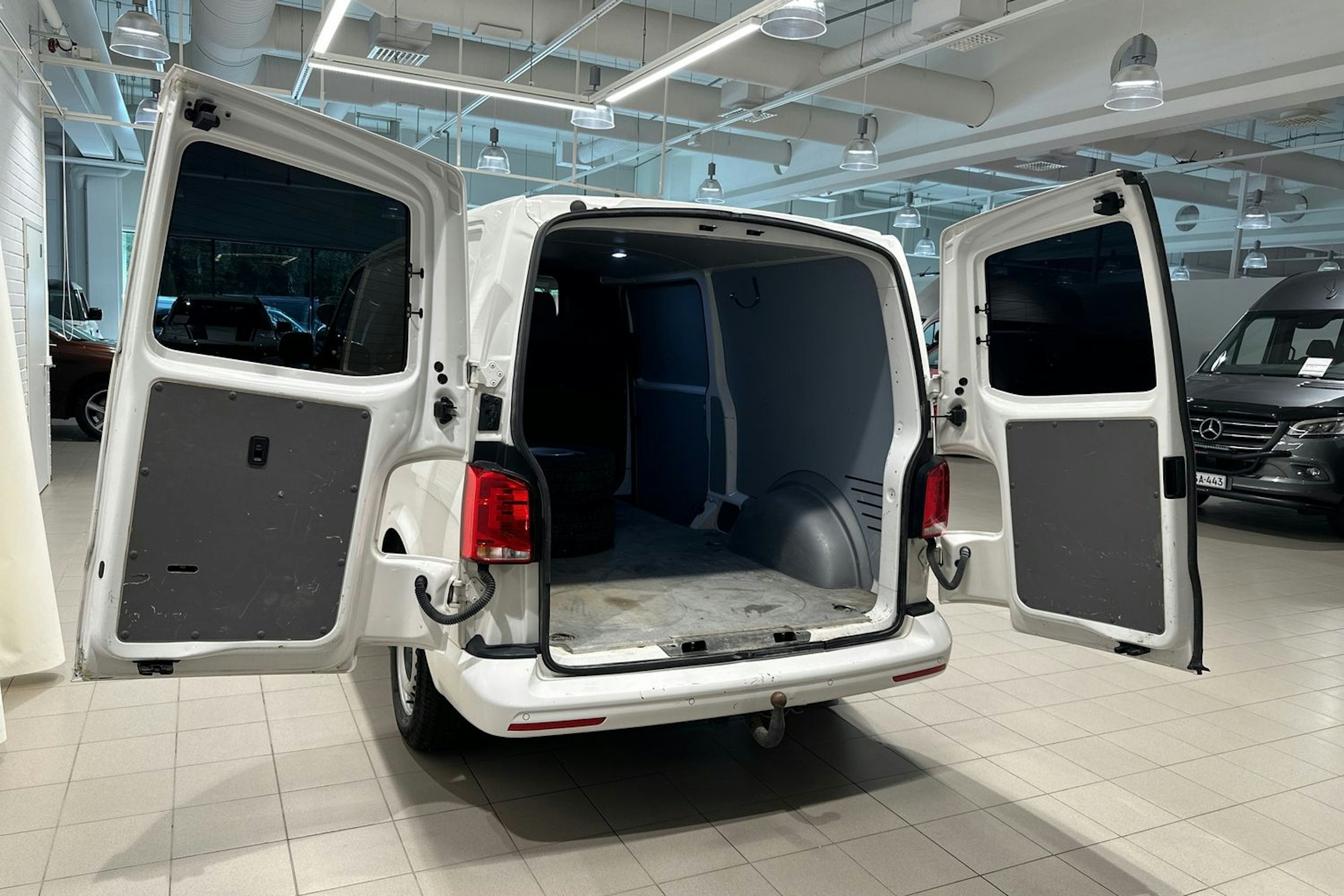 valkoinen Volkswagen Transporter 2020 kuva 28.