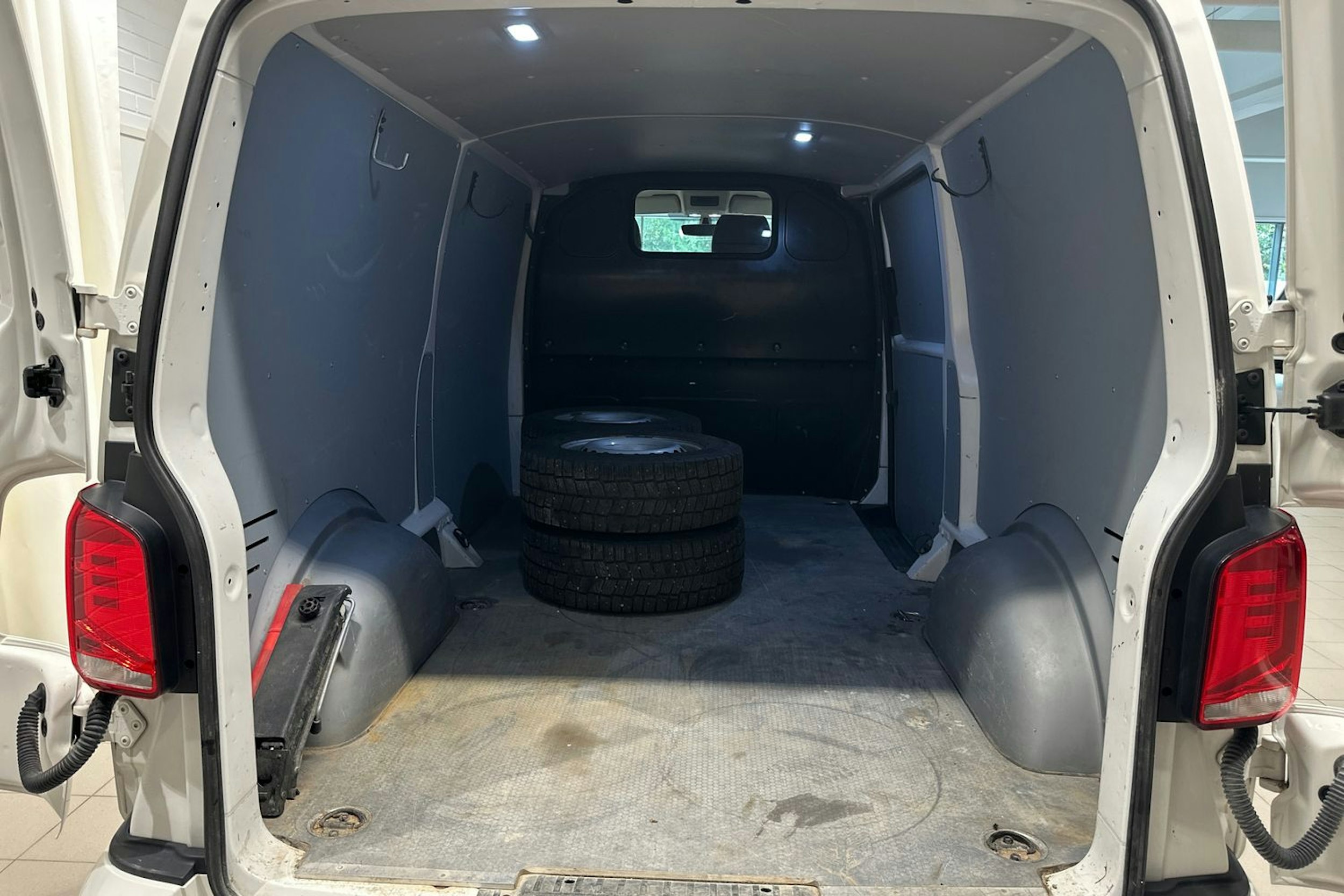 valkoinen Volkswagen Transporter 2020 kuva 29.