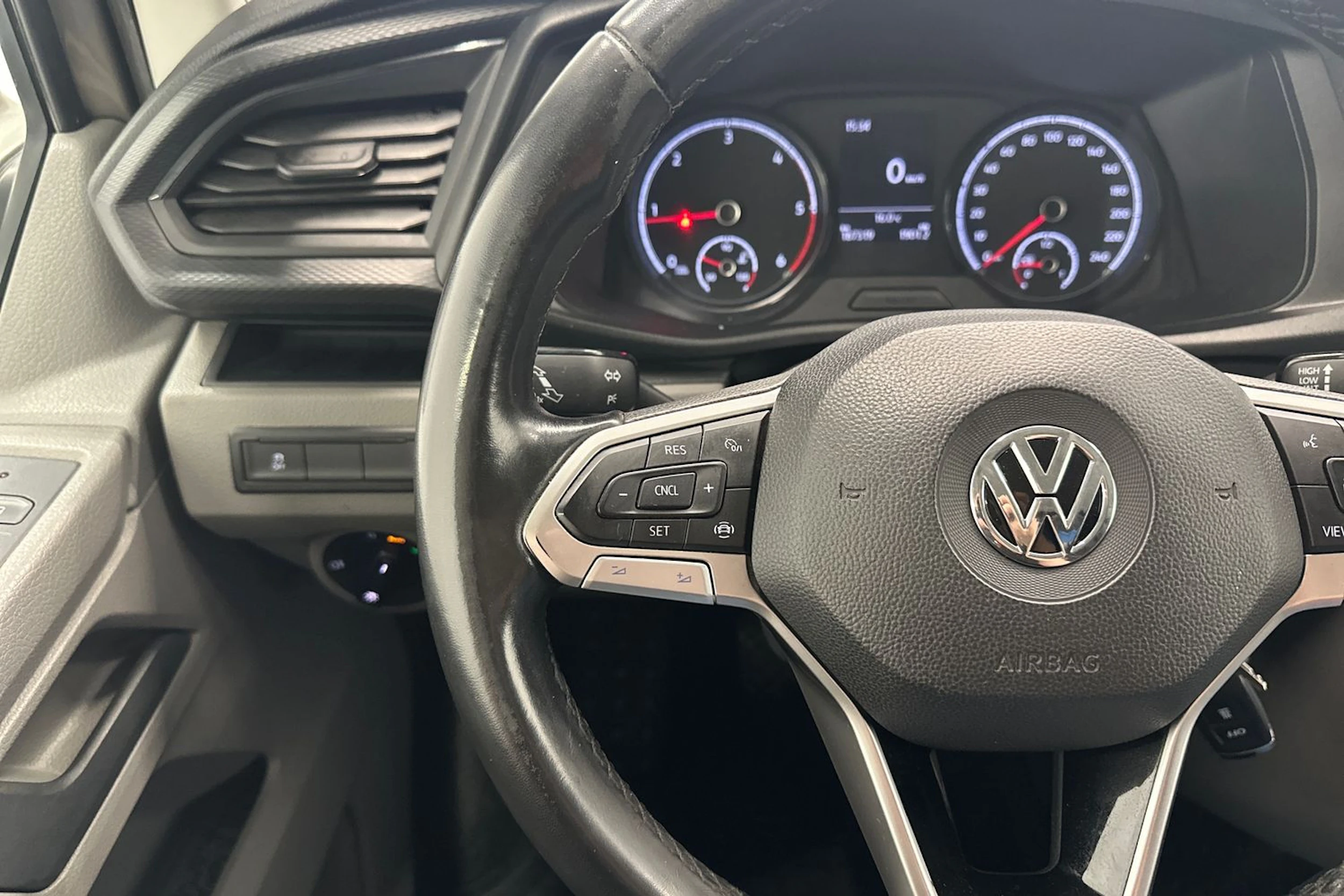 ruskea (beige) Volkswagen Transporter 2020 kuva 11.
