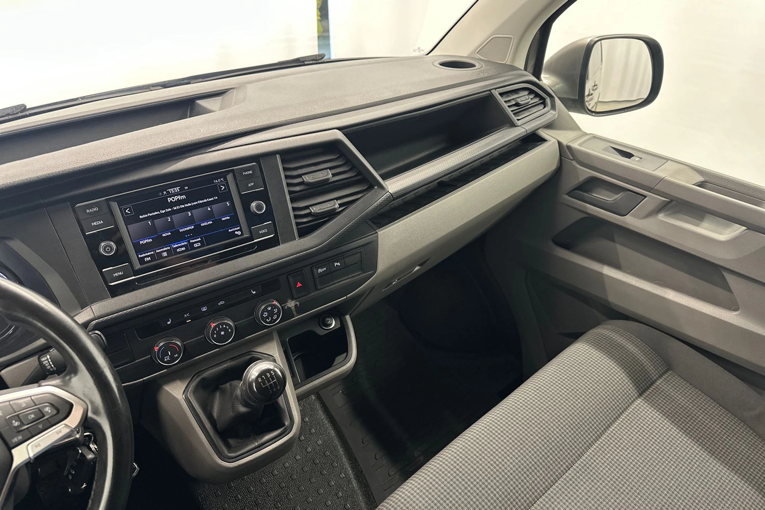 ruskea (beige) Volkswagen Transporter 2020 kuva 14.