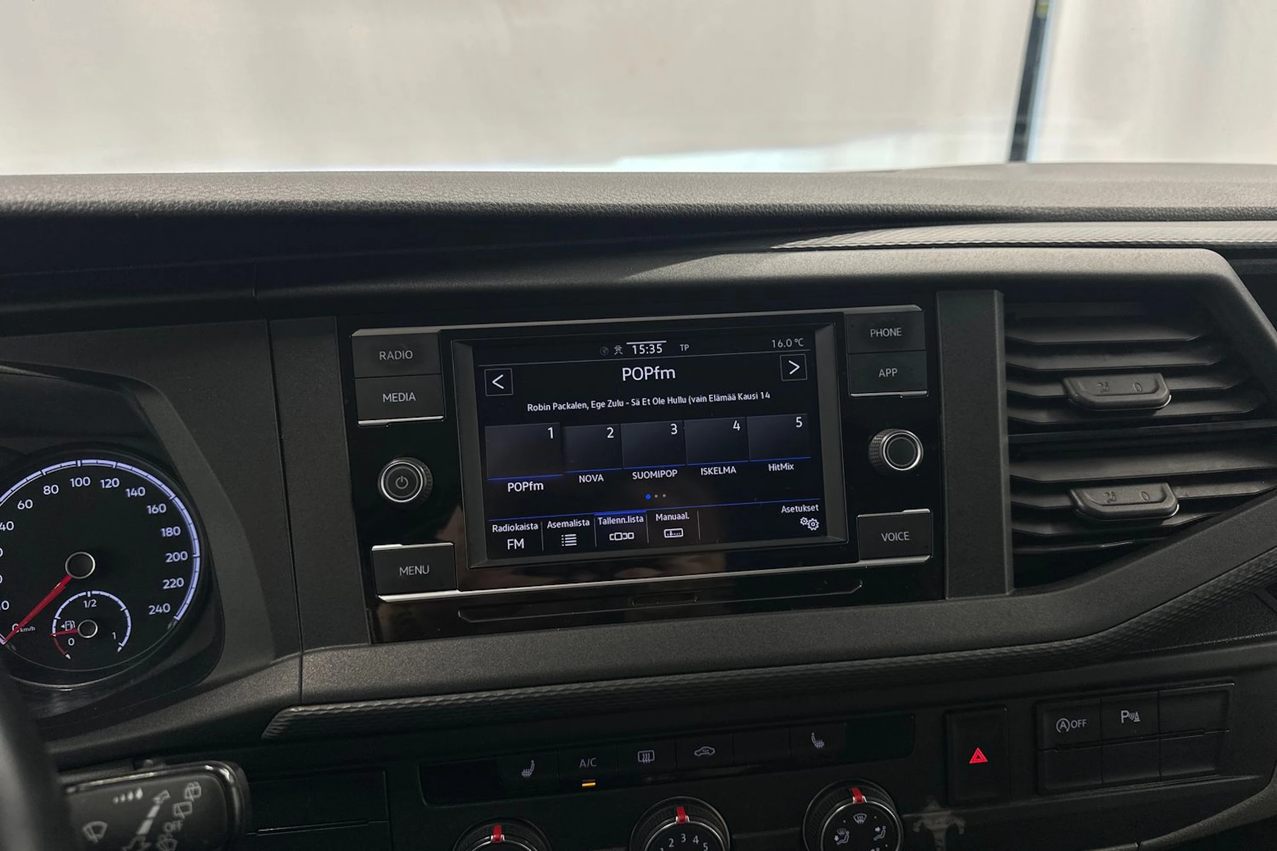 ruskea (beige) Volkswagen Transporter 2020 kuva 15.