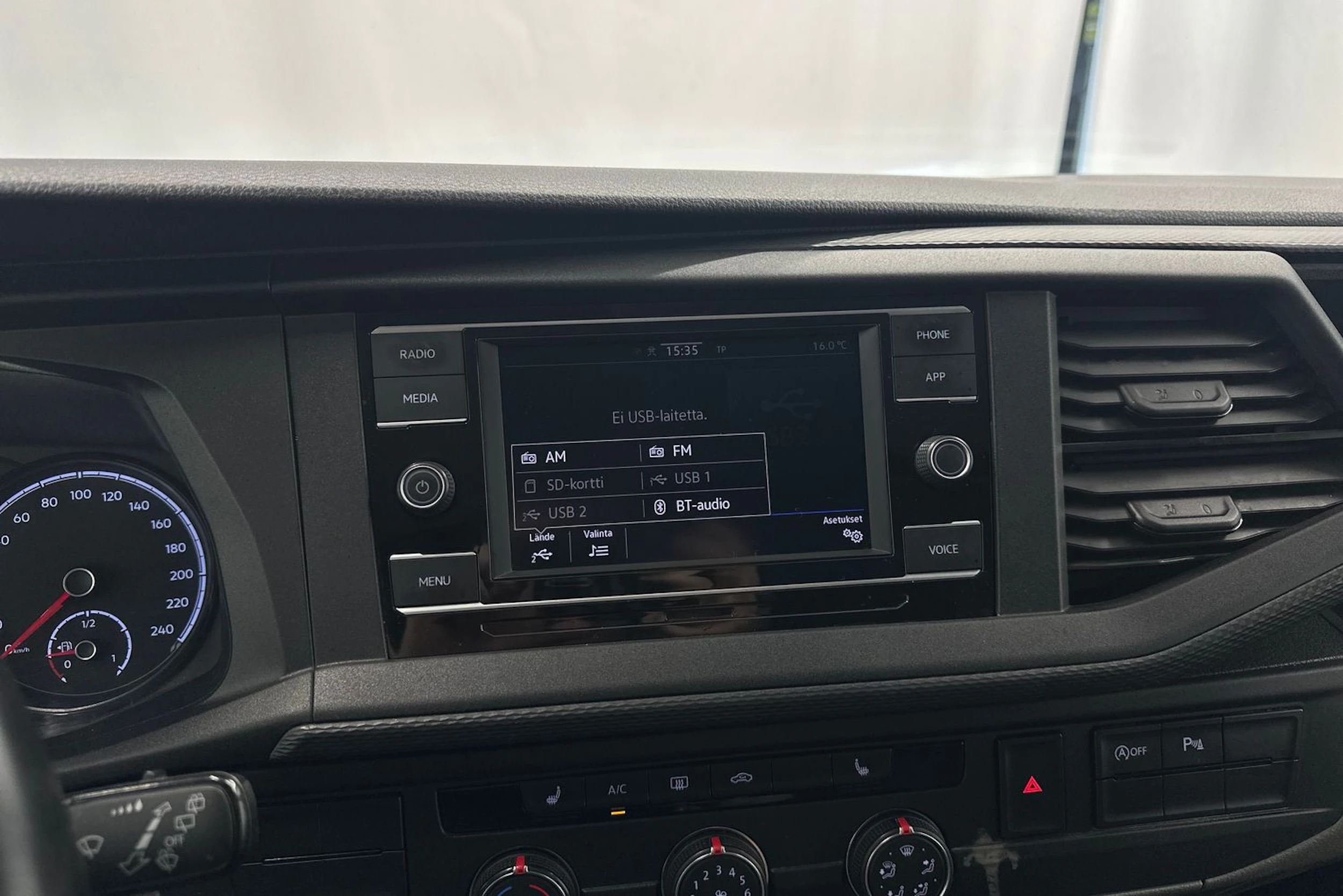 ruskea (beige) Volkswagen Transporter 2020 kuva 16.