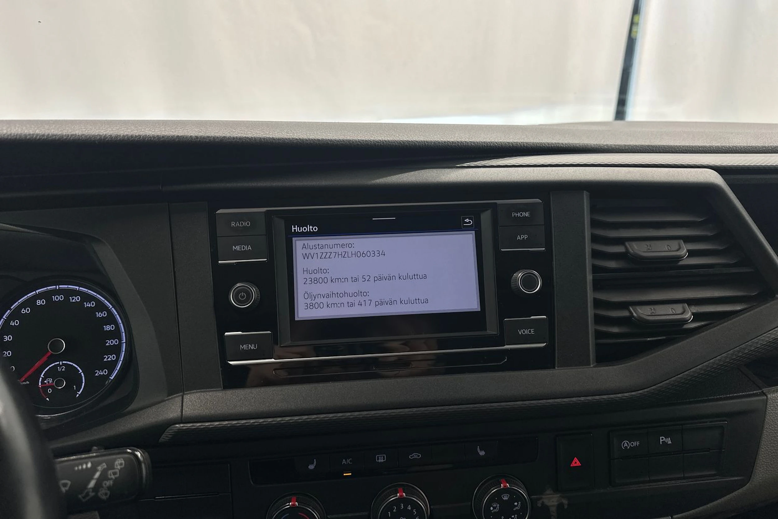 ruskea (beige) Volkswagen Transporter 2020 kuva 20.
