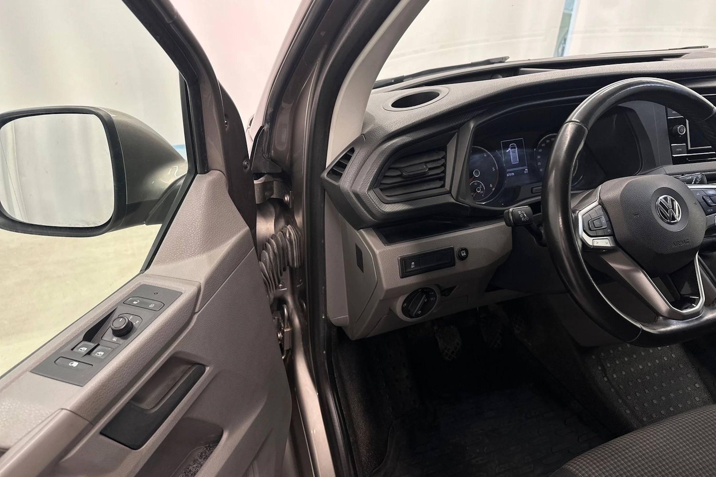 ruskea (beige) Volkswagen Transporter 2020 kuva 24.