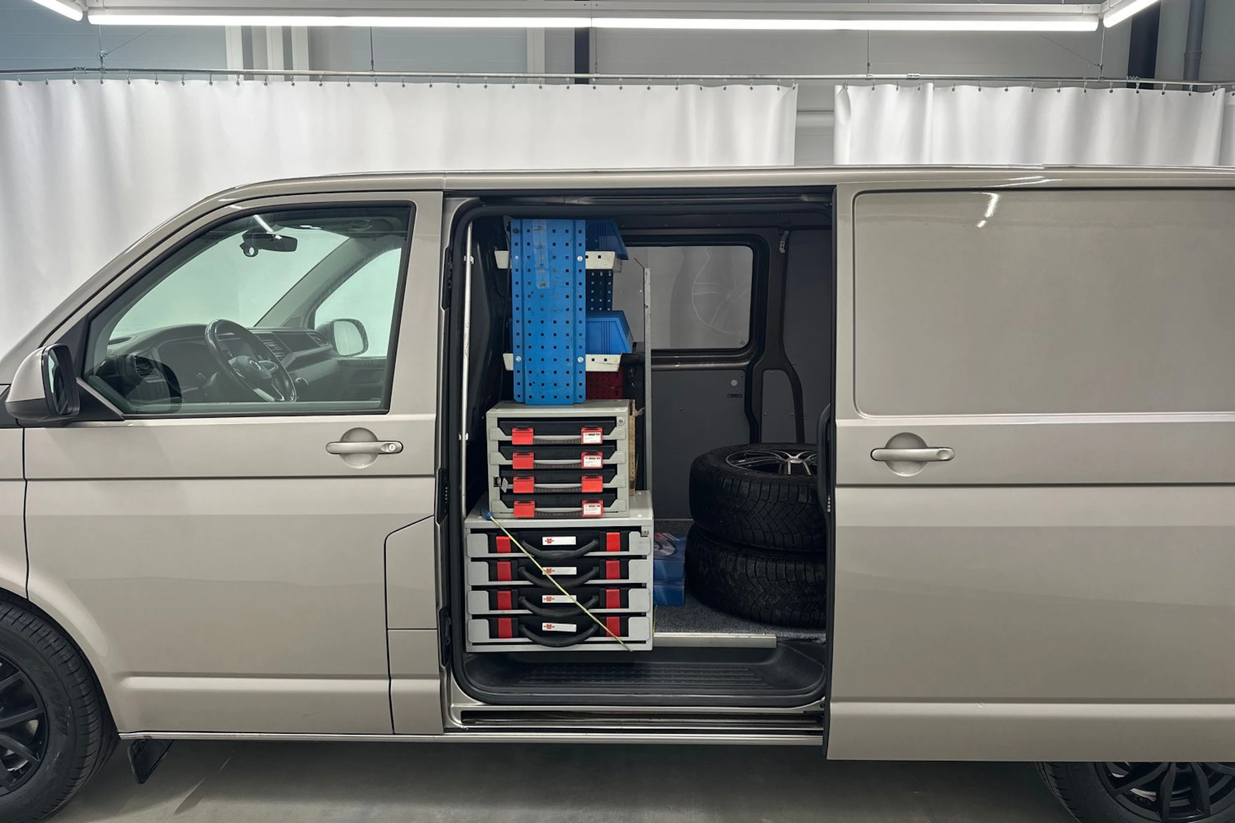 ruskea (beige) Volkswagen Transporter 2020 kuva 25.